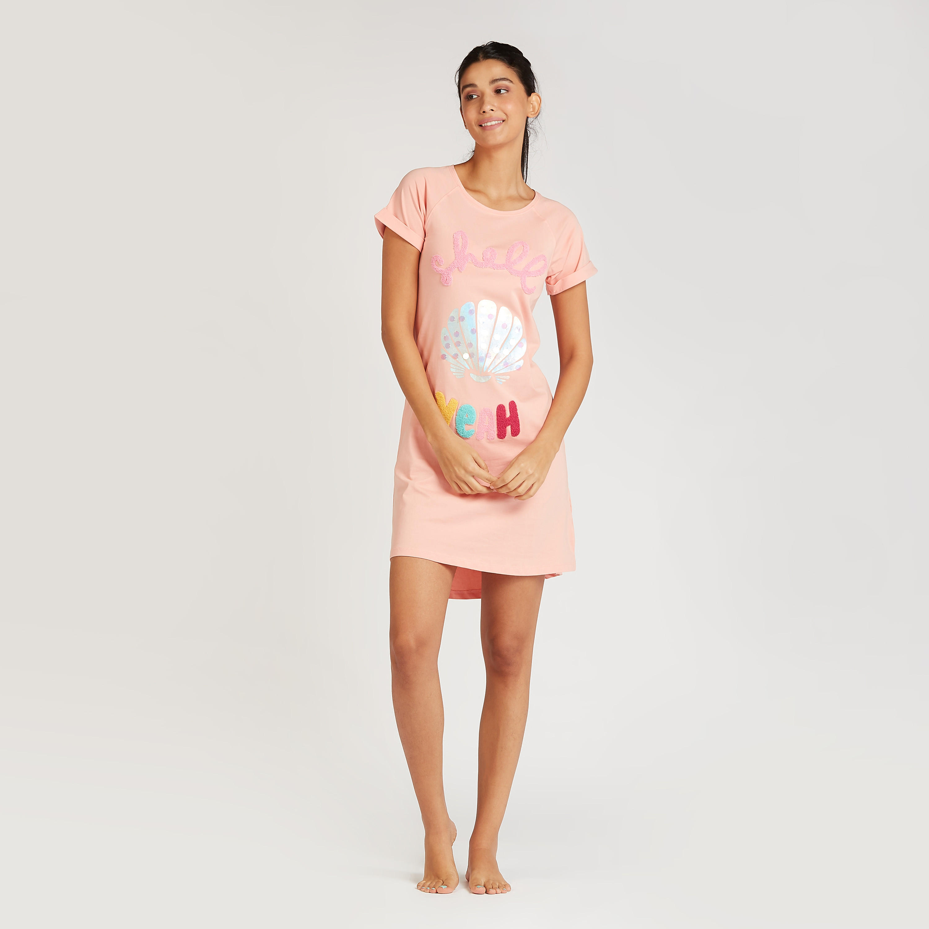 فستان نوم مستدام بطبعات وياقة مستديرة وأكمام قصيرة-women-clothing-nightwear-nighties-image-2