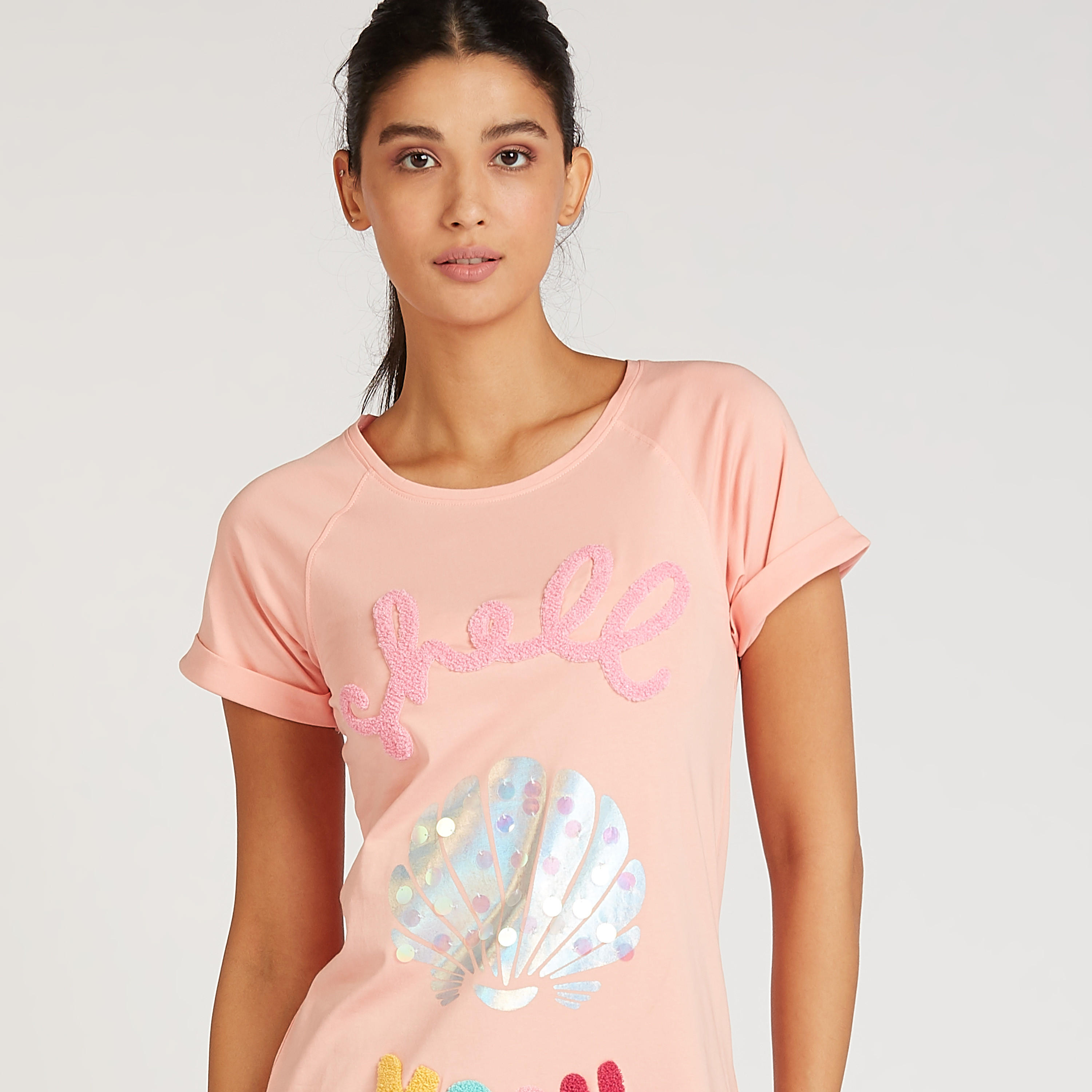 فستان نوم مستدام بطبعات وياقة مستديرة وأكمام قصيرة-women-clothing-nightwear-nighties-image-3