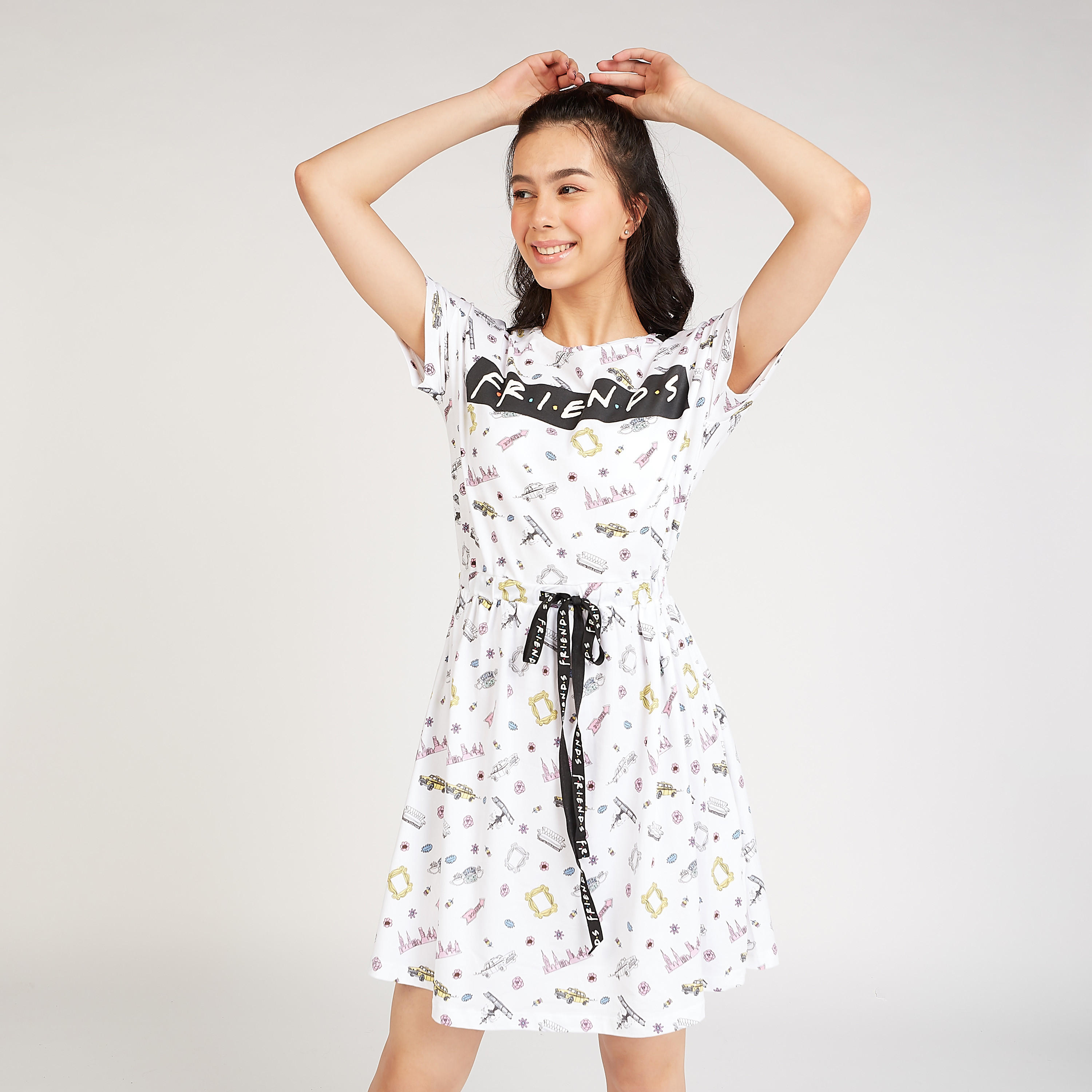 فستان نوم بأكمام قصيرة وأربطة وطبعات فريندز-women-clothing-nightwear-nighties-image-1