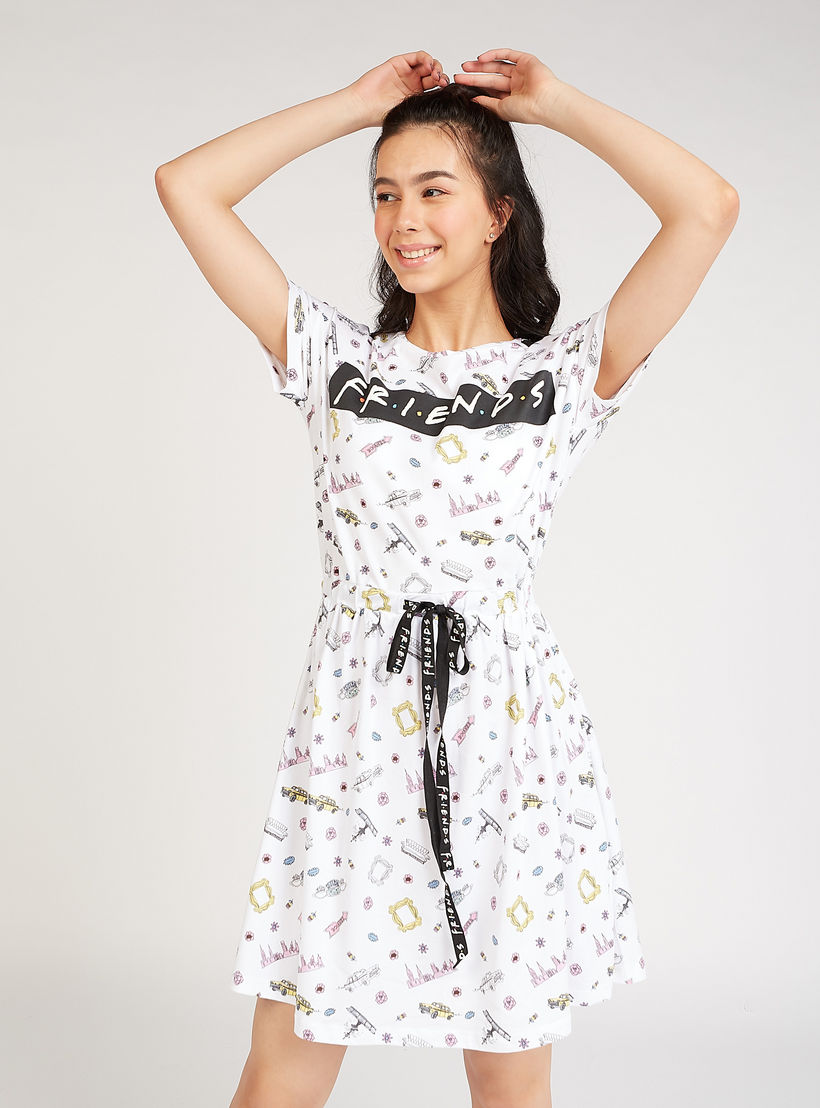 فستان نوم بأكمام قصيرة وأربطة وطبعات فريندز-women-clothing-nightwear-nighties-image-1
