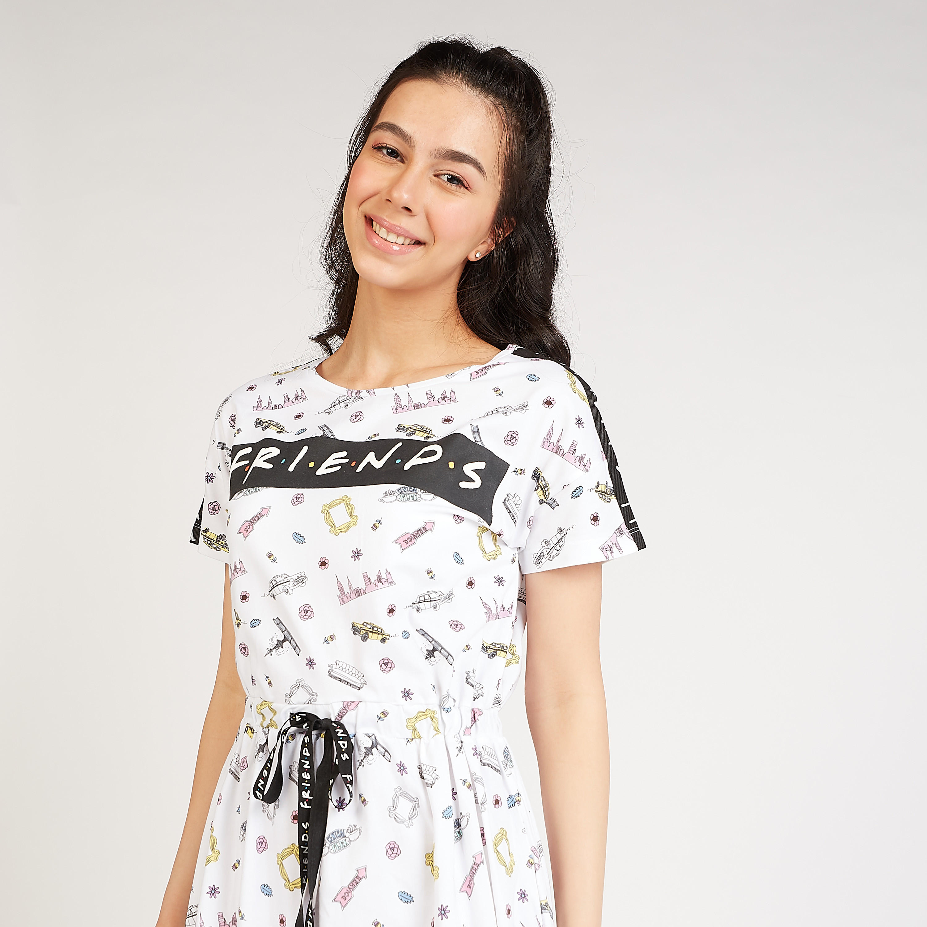 فستان نوم بأكمام قصيرة وأربطة وطبعات فريندز-women-clothing-nightwear-nighties-image-3