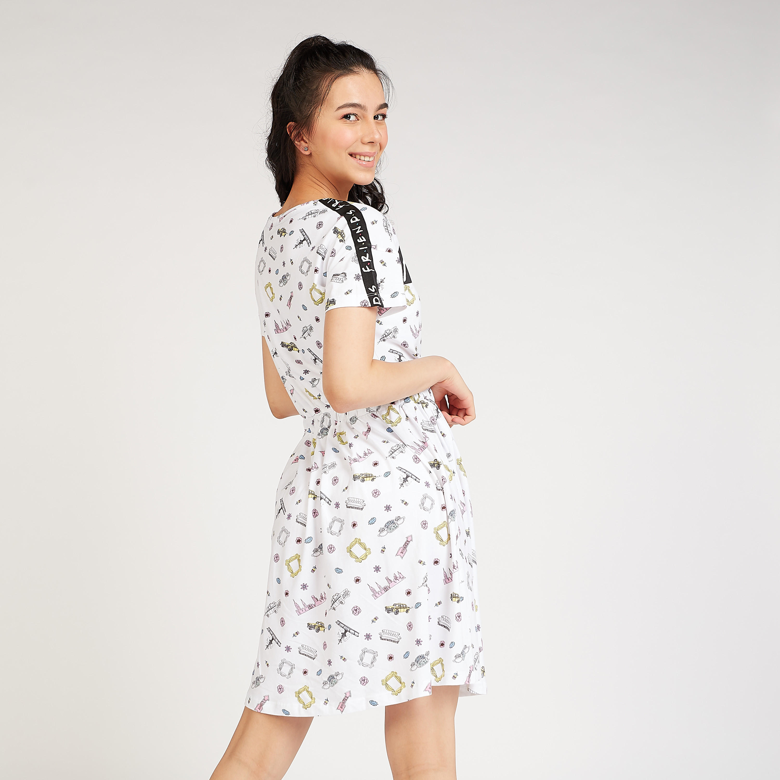 فستان نوم بأكمام قصيرة وأربطة وطبعات فريندز-women-clothing-nightwear-nighties-image-4