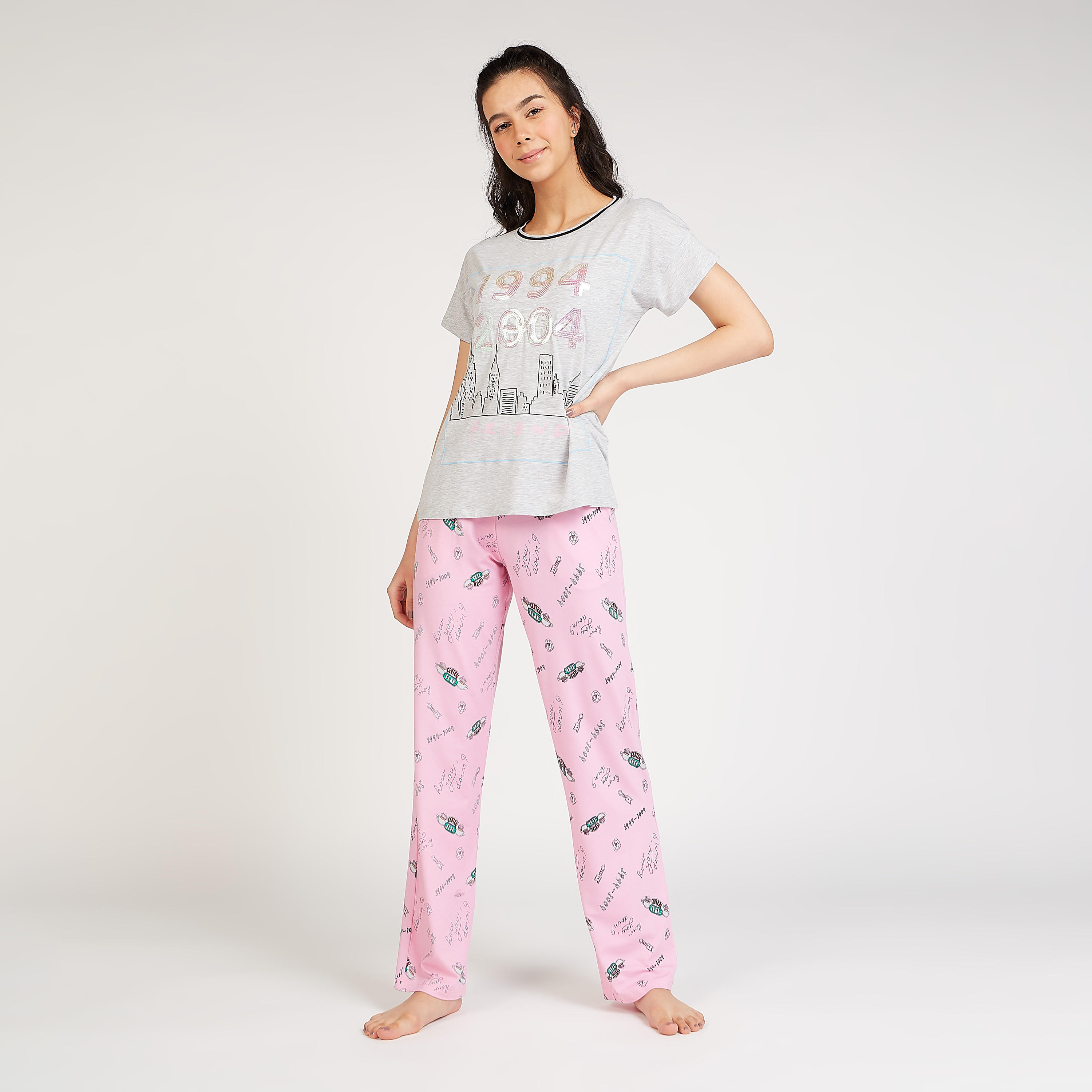 طقم بنطلون بيجاما طويل وتيشيرت بياقة مستديرة وطبعات فراندز-women-clothing-nightwear-pyjamas-longsets-image-1