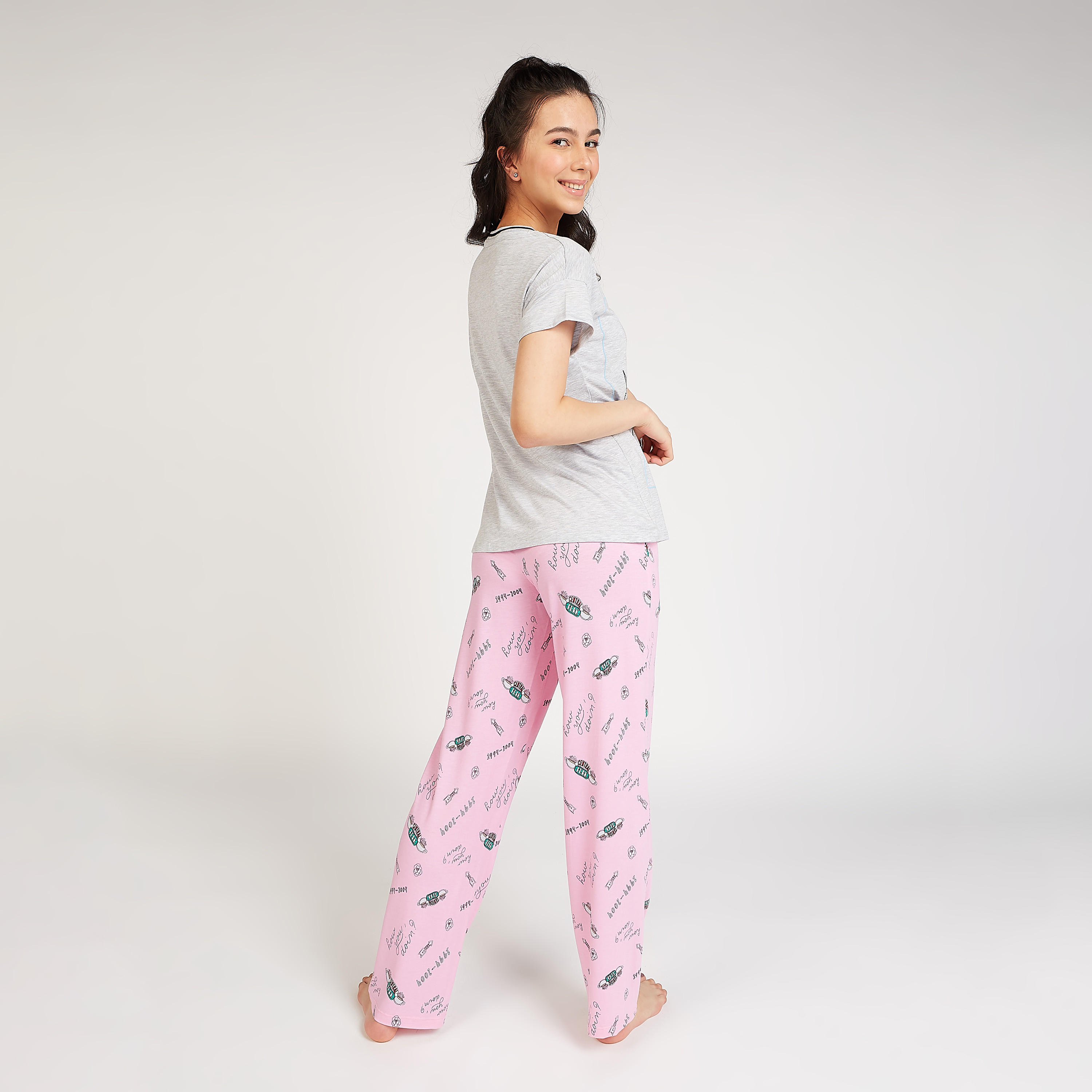 طقم بنطلون بيجاما طويل وتيشيرت بياقة مستديرة وطبعات فراندز-women-clothing-nightwear-pyjamas-longsets-image-2