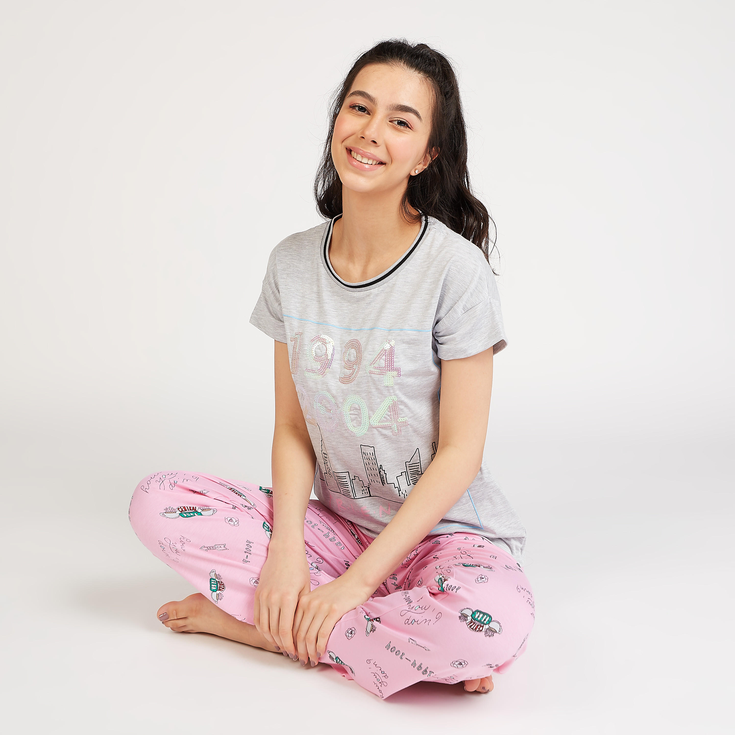 طقم بنطلون بيجاما طويل وتيشيرت بياقة مستديرة وطبعات فراندز-women-clothing-nightwear-pyjamas-longsets-image-3