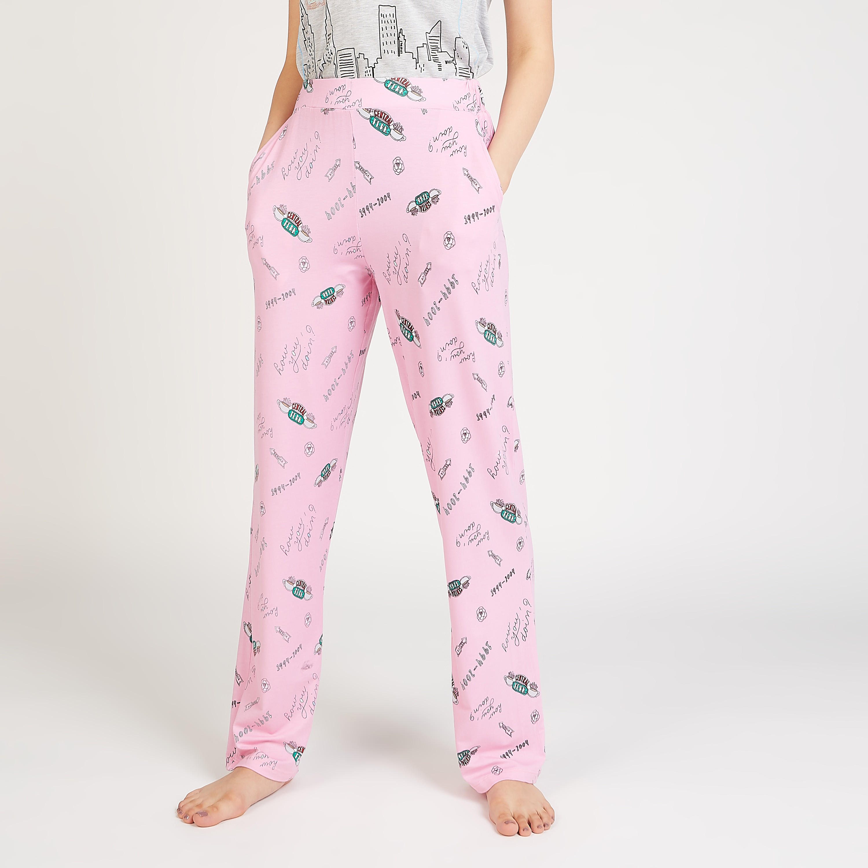 طقم بنطلون بيجاما طويل وتيشيرت بياقة مستديرة وطبعات فراندز-women-clothing-nightwear-pyjamas-longsets-image-5