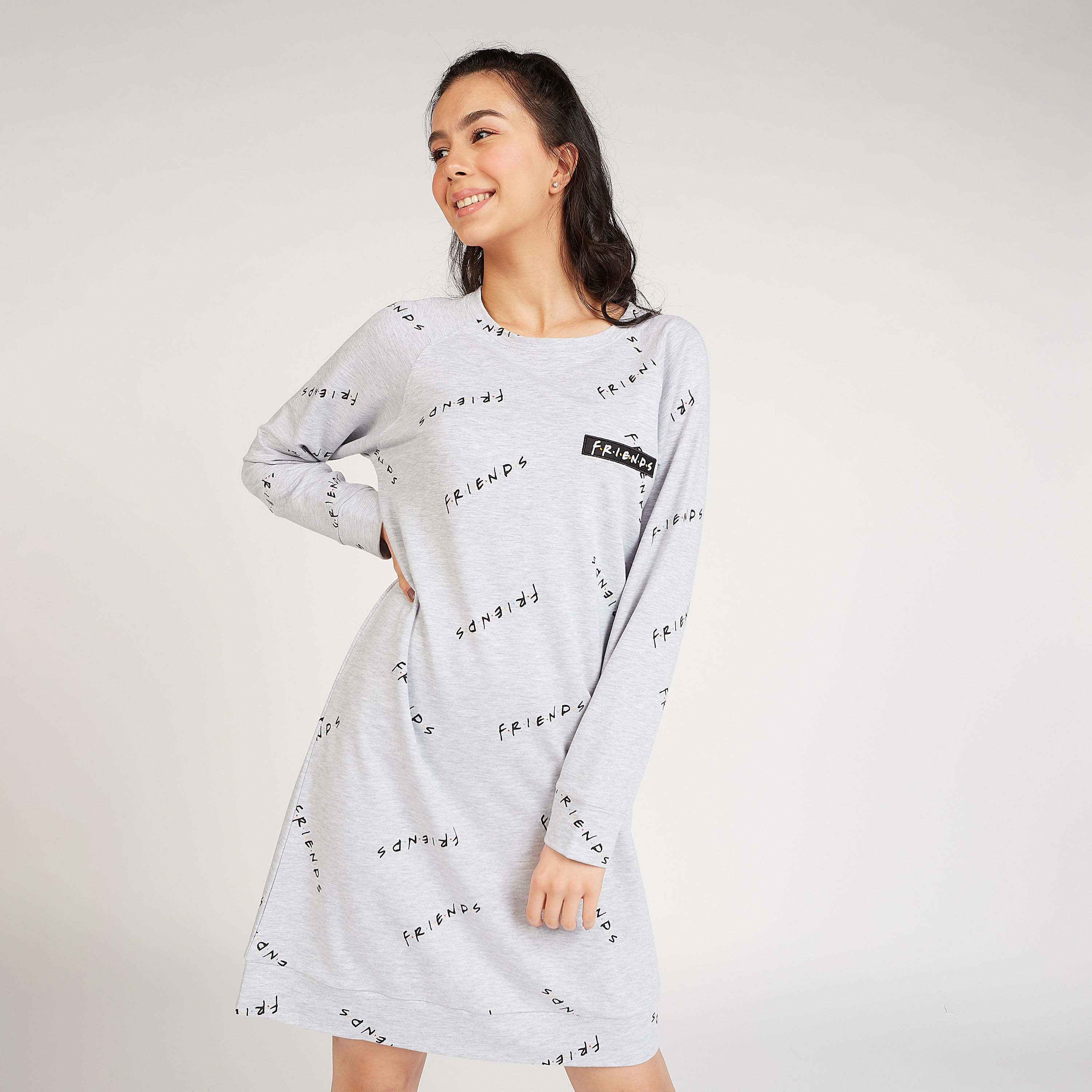 فستان نوم مستدام بطبعات فريندز وياقة ضيّقة وأكمام قصيرة-women-clothing-nightwear-nighties-image-1
