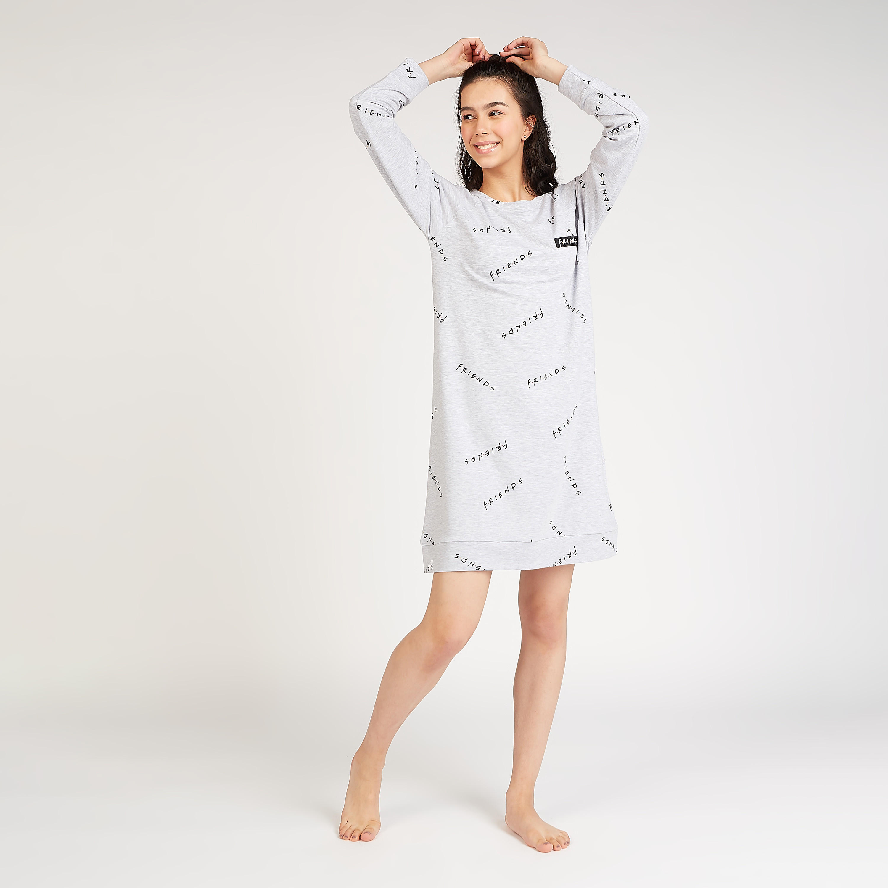 فستان نوم مستدام بطبعات فريندز وياقة ضيّقة وأكمام قصيرة-women-clothing-nightwear-nighties-image-2
