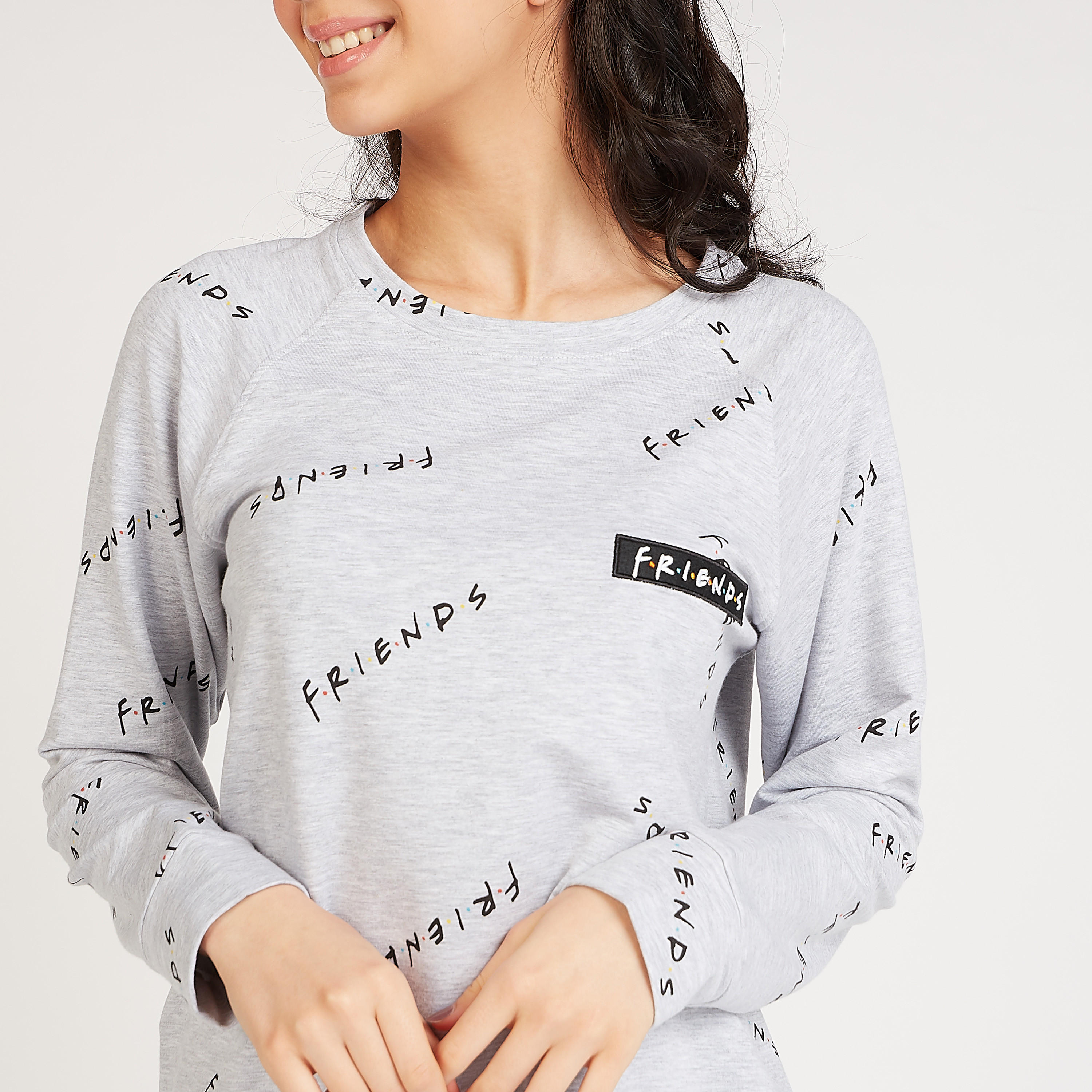 فستان نوم مستدام بطبعات فريندز وياقة ضيّقة وأكمام قصيرة-women-clothing-nightwear-nighties-image-3