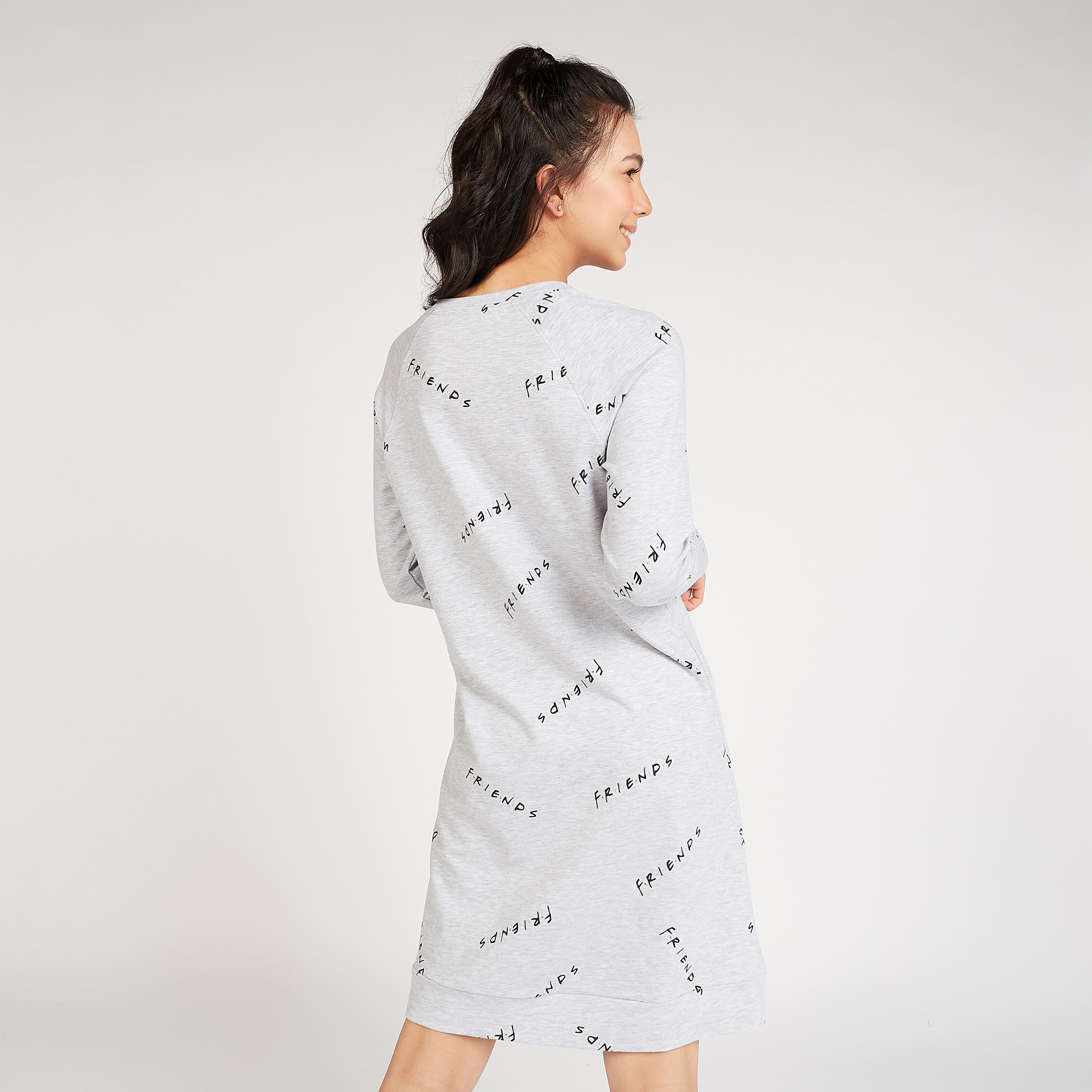 فستان نوم مستدام بطبعات فريندز وياقة ضيّقة وأكمام قصيرة-women-clothing-nightwear-nighties-image-4
