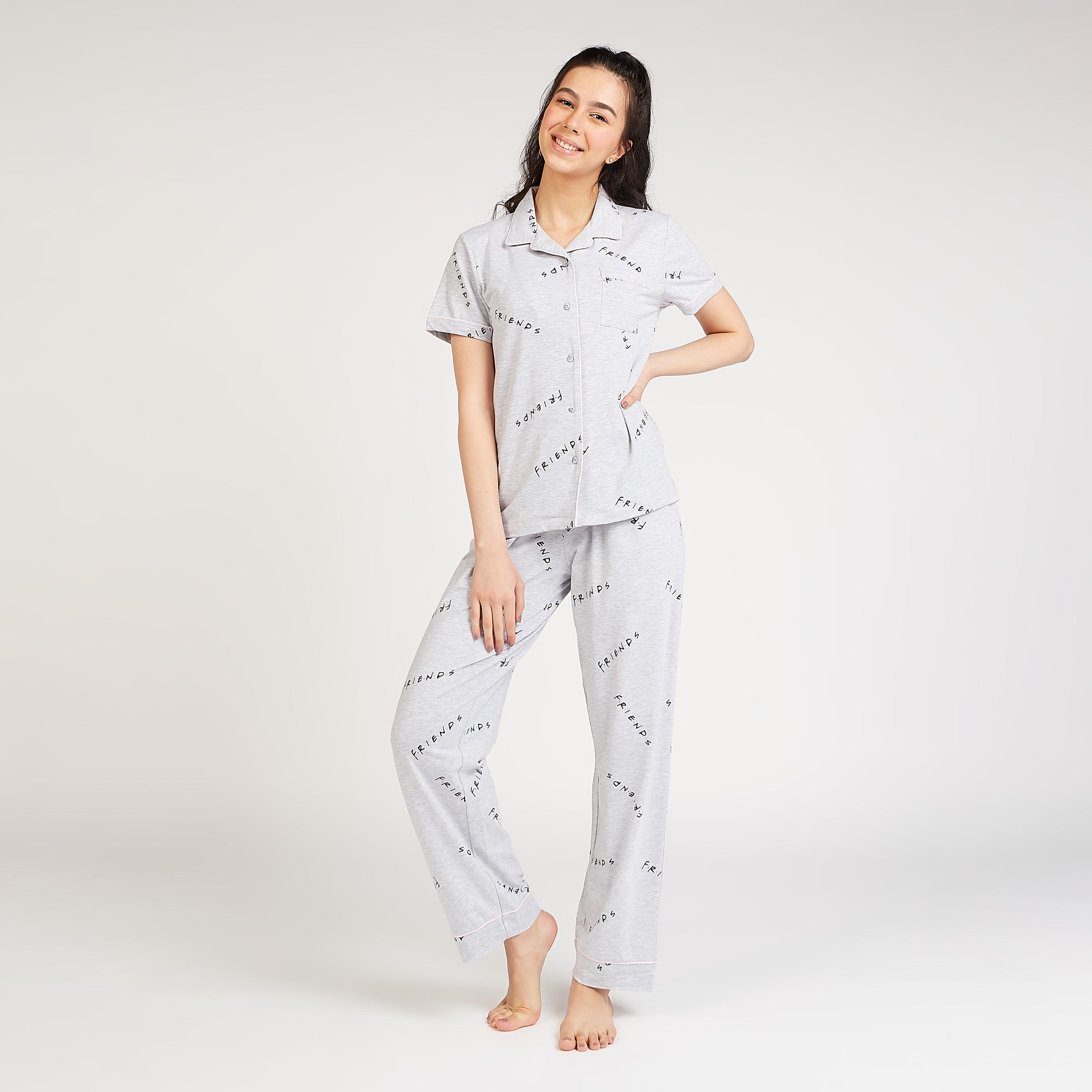 طقم مستدام بيجاما وقميص نوم بأكمام قصيرة وطبعات فريندز-women-clothing-nightwear-pyjamas-longsets-image-1