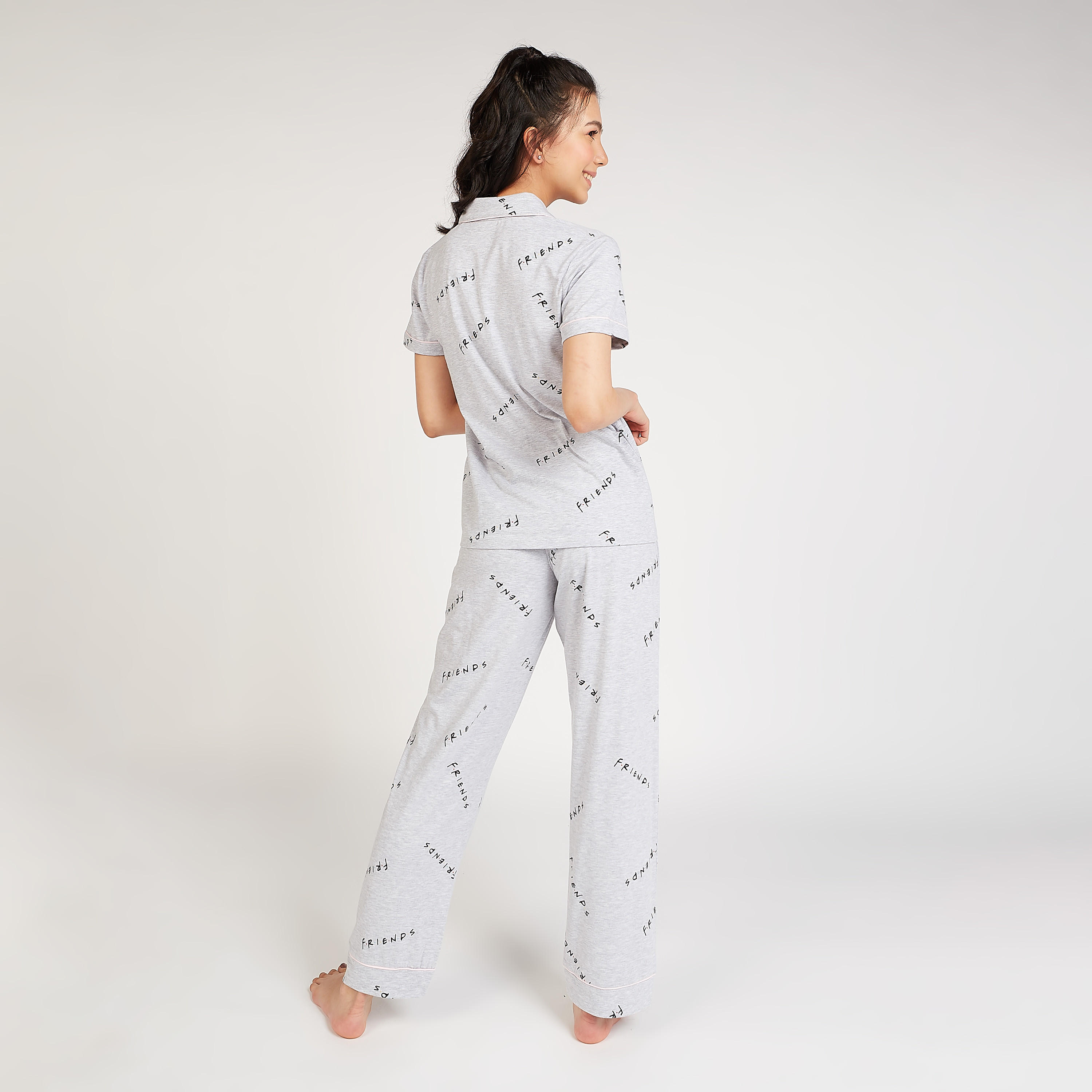 طقم مستدام بيجاما وقميص نوم بأكمام قصيرة وطبعات فريندز-women-clothing-nightwear-pyjamas-longsets-image-2