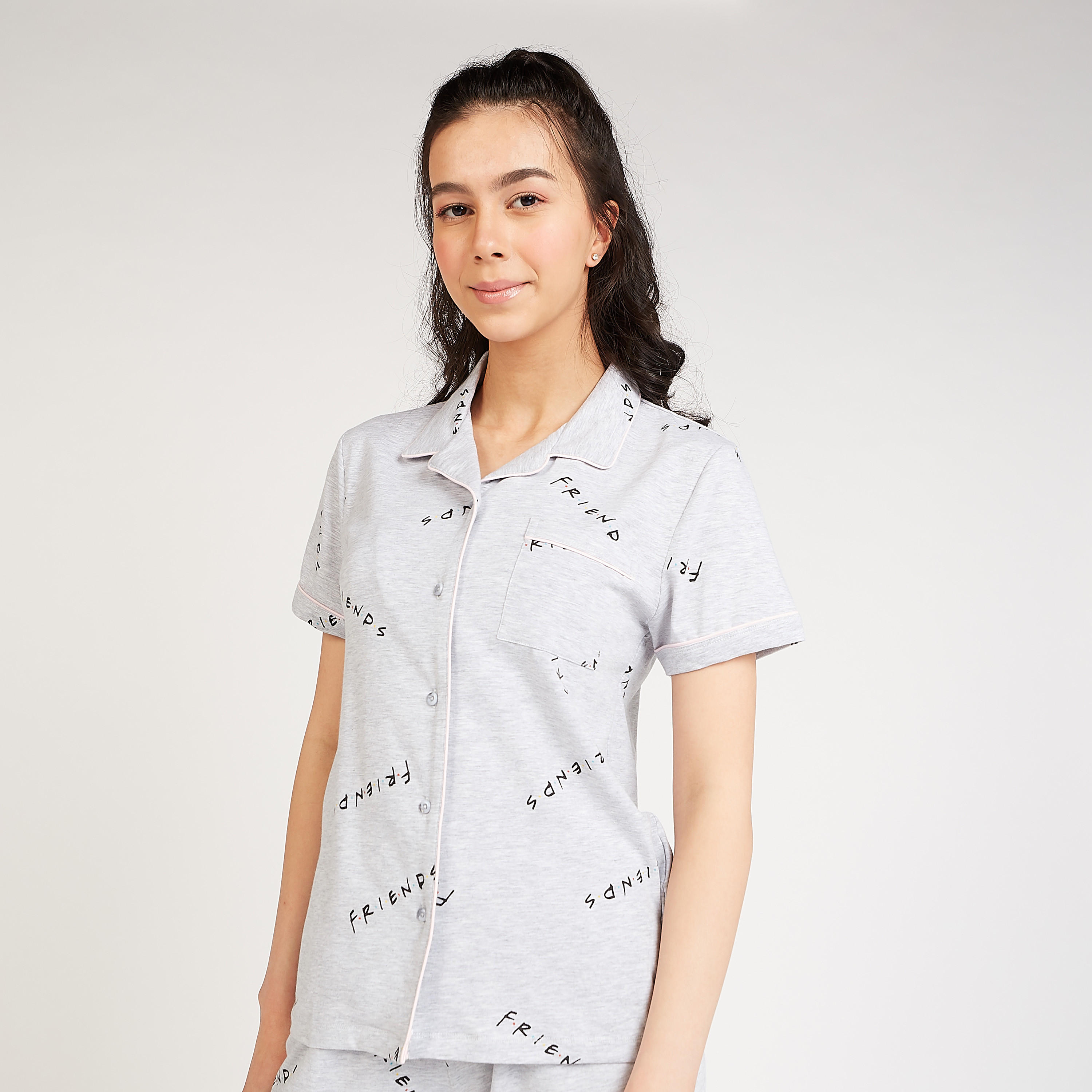طقم مستدام بيجاما وقميص نوم بأكمام قصيرة وطبعات فريندز-women-clothing-nightwear-pyjamas-longsets-image-3