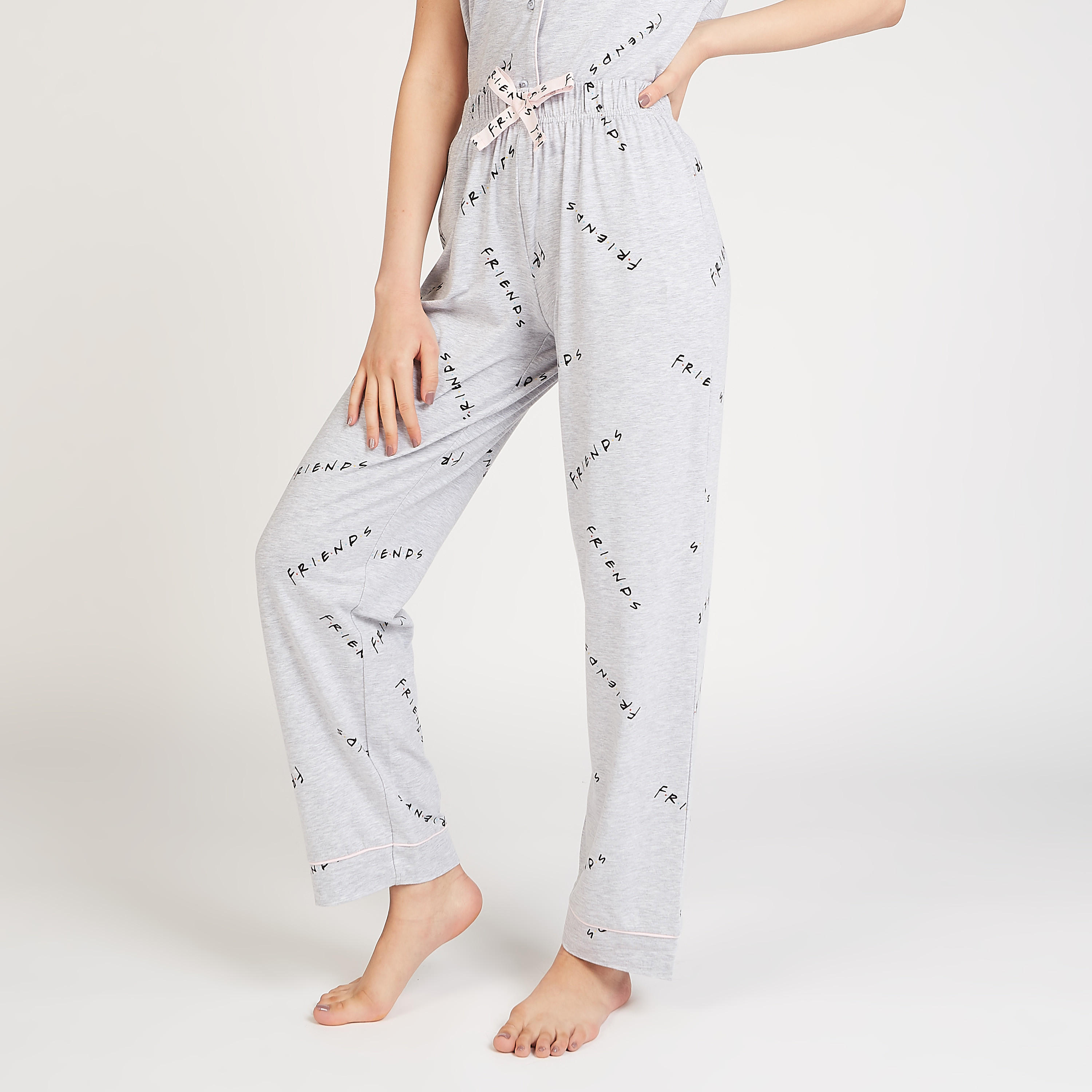 طقم مستدام بيجاما وقميص نوم بأكمام قصيرة وطبعات فريندز-women-clothing-nightwear-pyjamas-longsets-image-4