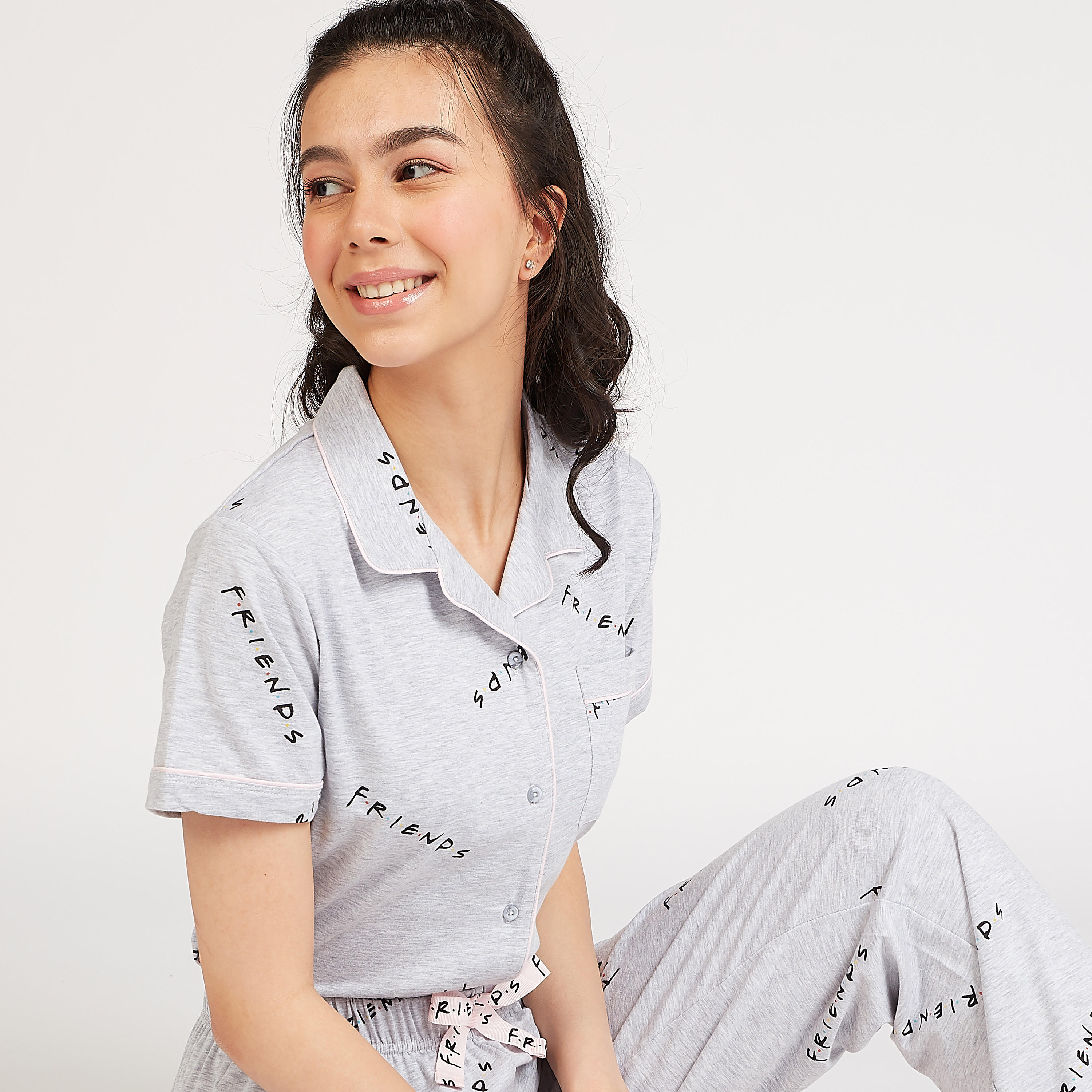 طقم مستدام بيجاما وقميص نوم بأكمام قصيرة وطبعات فريندز-women-clothing-nightwear-pyjamas-longsets-image-5
