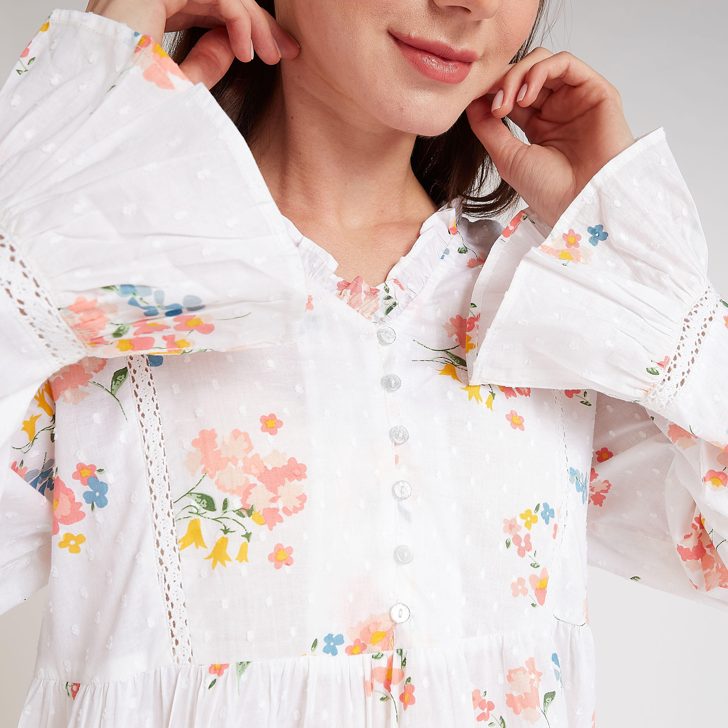 فستان نوم مستدام بياقة V وأكمام واسعة وطبعات أزهار-women-clothing-nightwear-nighties-image-3
