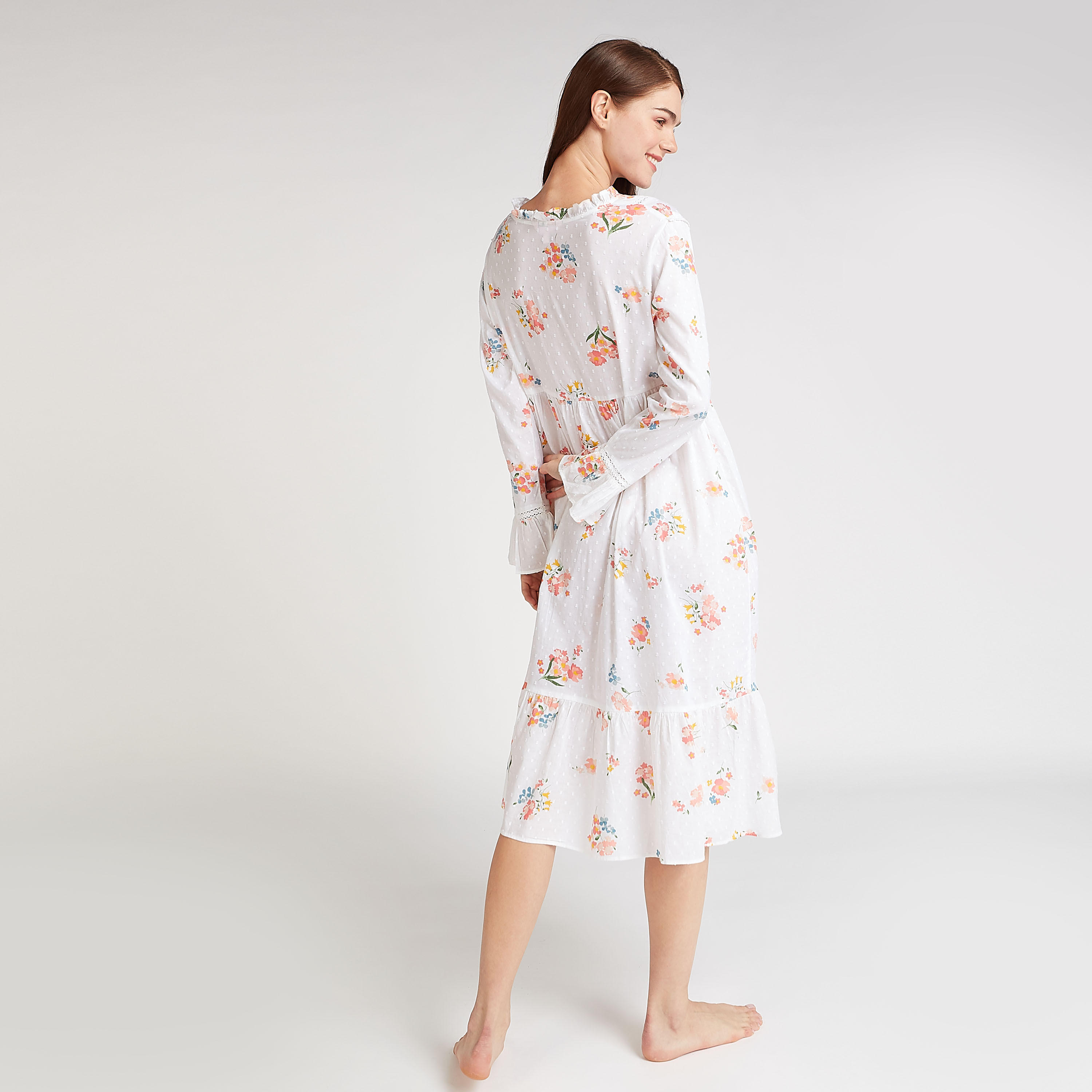 فستان نوم مستدام بياقة V وأكمام واسعة وطبعات أزهار-women-clothing-nightwear-nighties-image-4