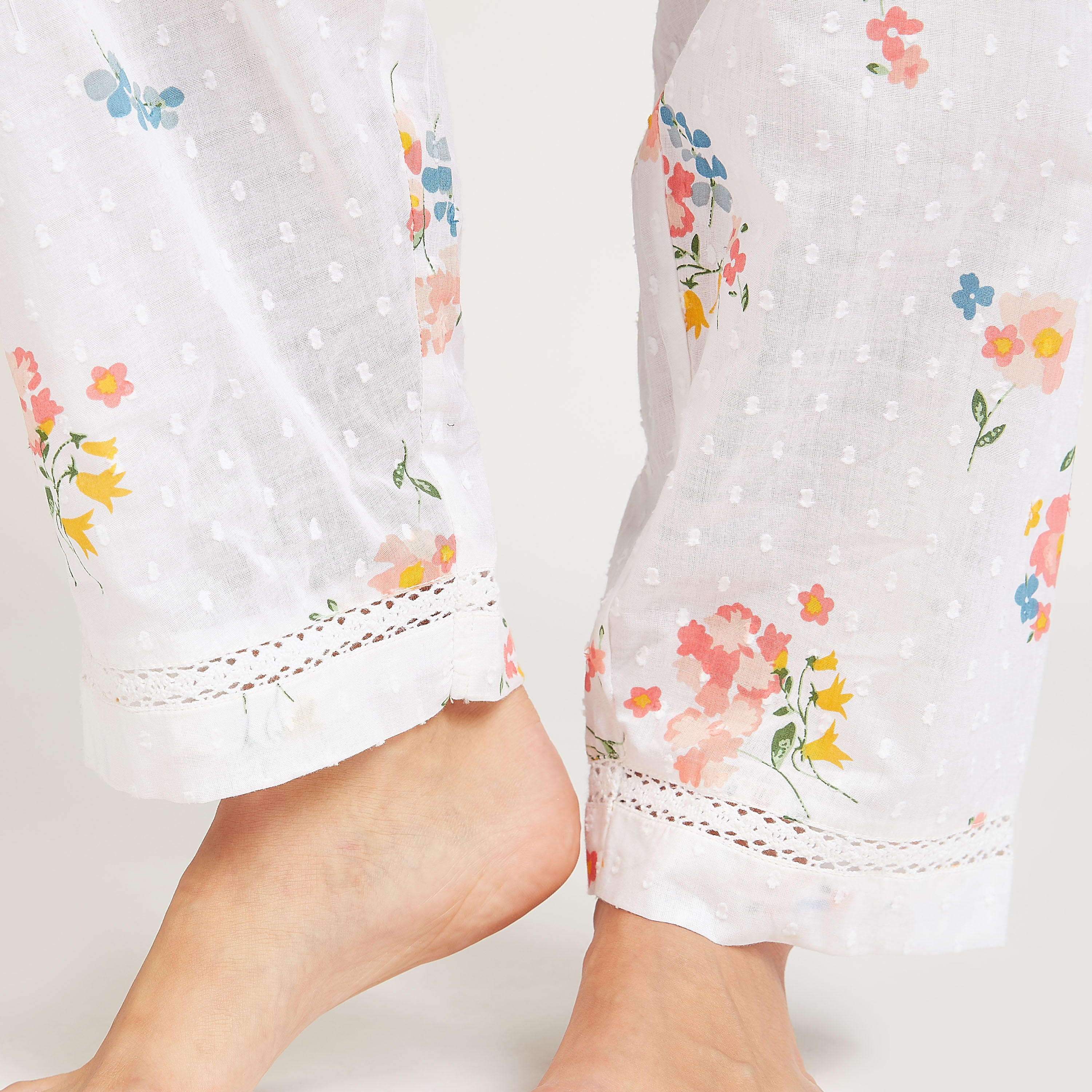 طقم مستدام بنطلون بيجاما وبلوزة بياقة ماندارين وطبعات-women-clothing-nightwear-pyjamas-longsets-image-6