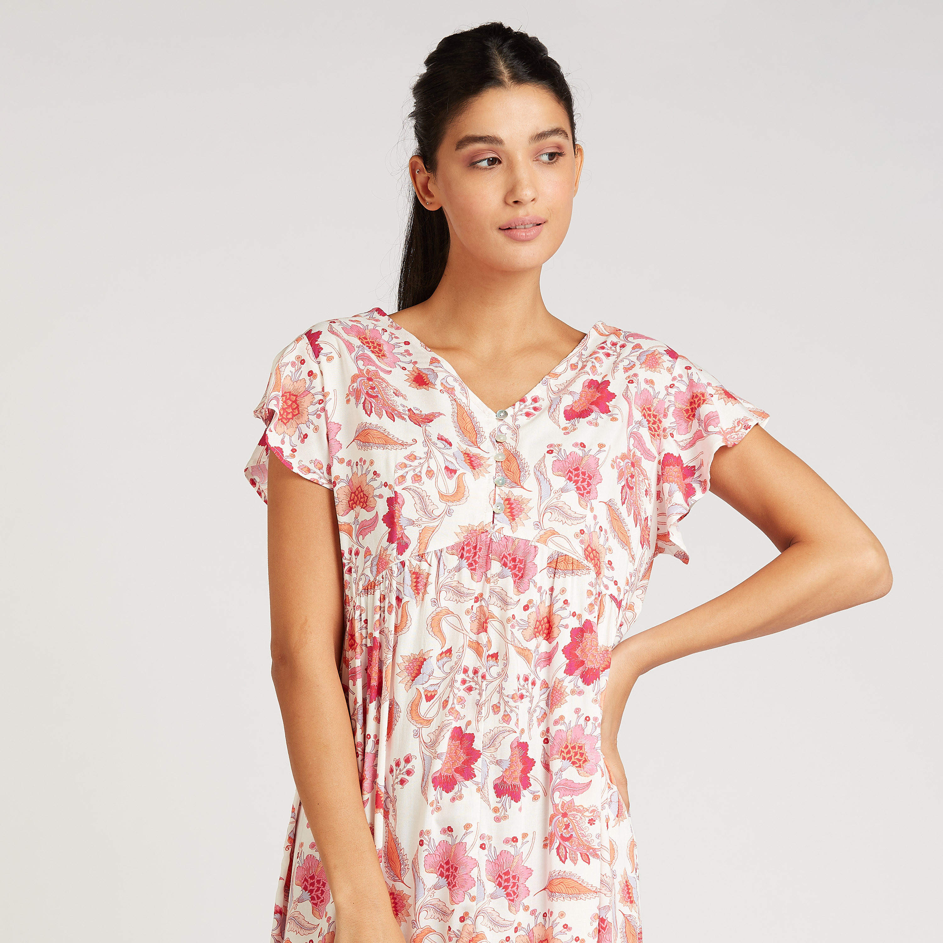 فستان نوم مستدام بطبعات وياقة V وأكمام كاب-women-clothing-nightwear-nighties-image-2