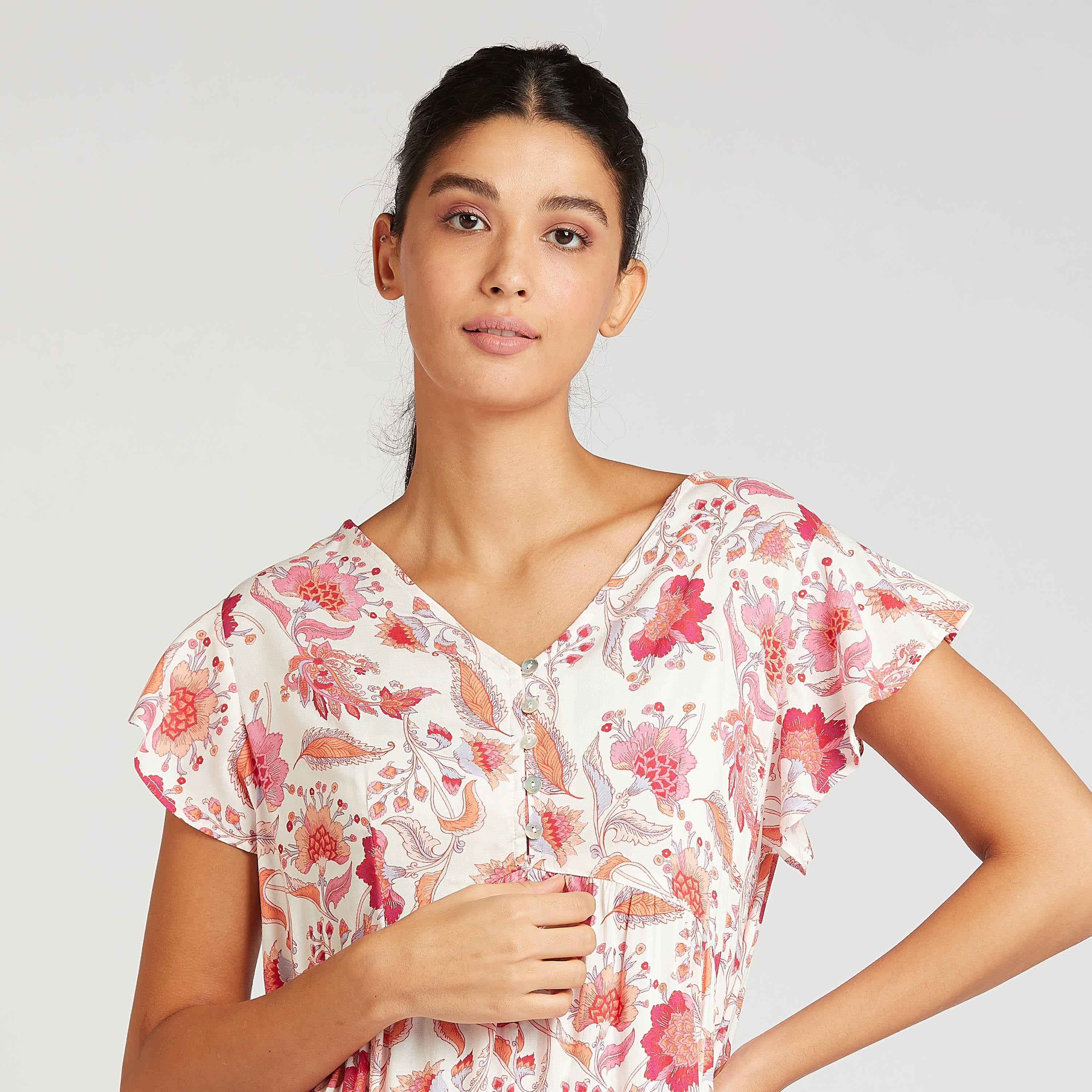 فستان نوم مستدام بطبعات وياقة V وأكمام كاب-women-clothing-nightwear-nighties-image-4