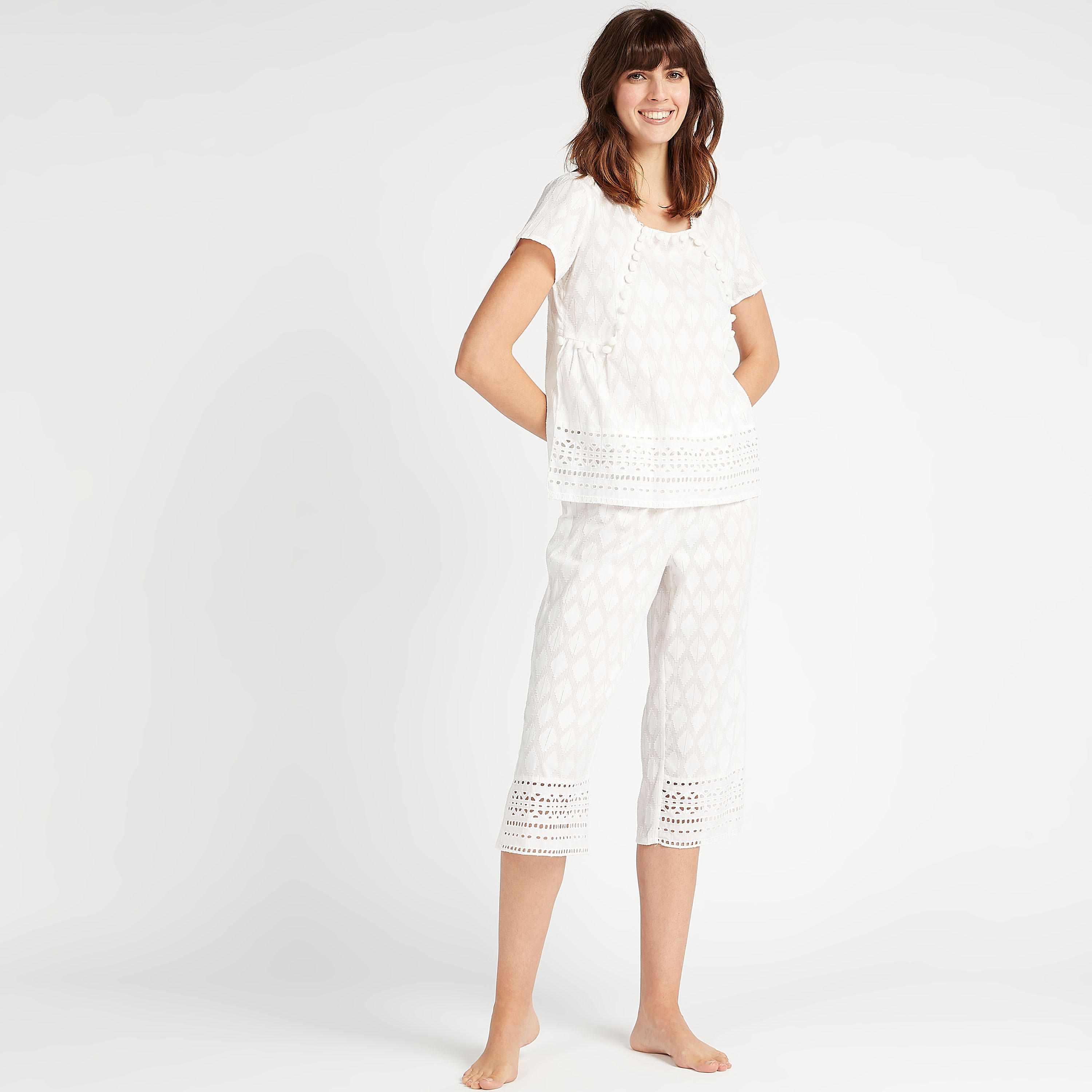 طقم بنطلون بيجاما قصير وبلوزة بارزة الملمس بتفاصيل بوم بوم-women-clothing-nightwear-pyjamas-longsets-image-1