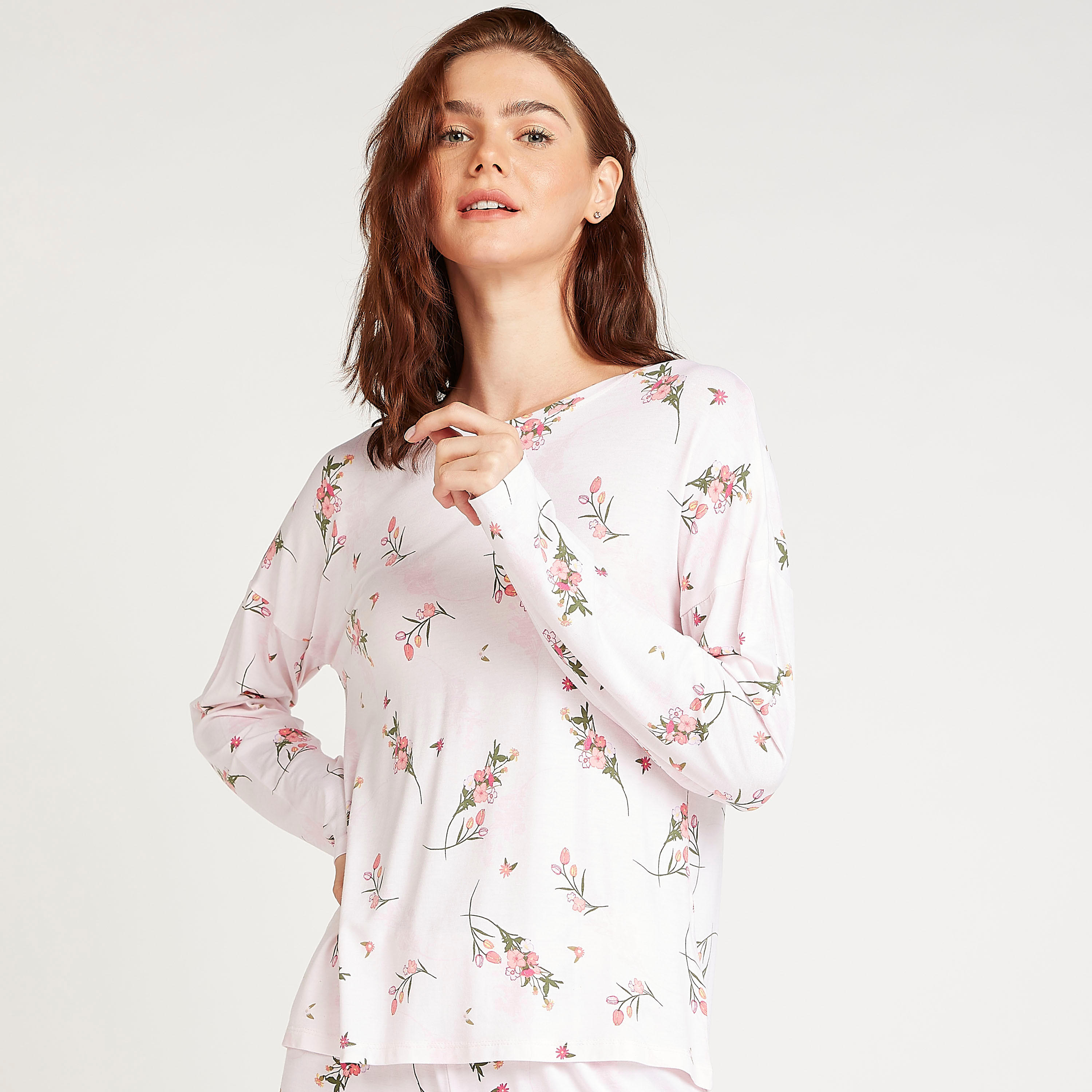 طقم بنطلون بيجاما وتيشيرت بياقة ضيقة وطبعات أزهار-women-clothing-nightwear-pyjamas-longsets-image-2