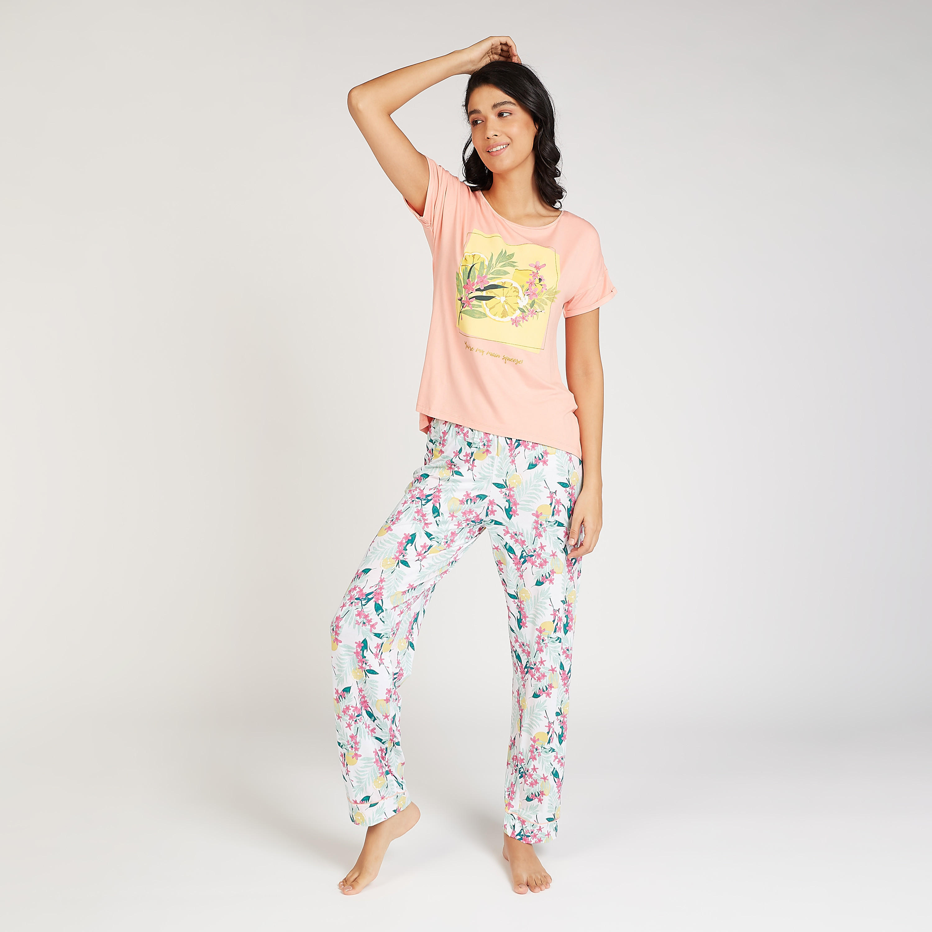 طقم مستدام من بيجاما وتيشيرت بياقة مستديرة وطبعات-women-clothing-nightwear-pyjamas-longsets-image-1
