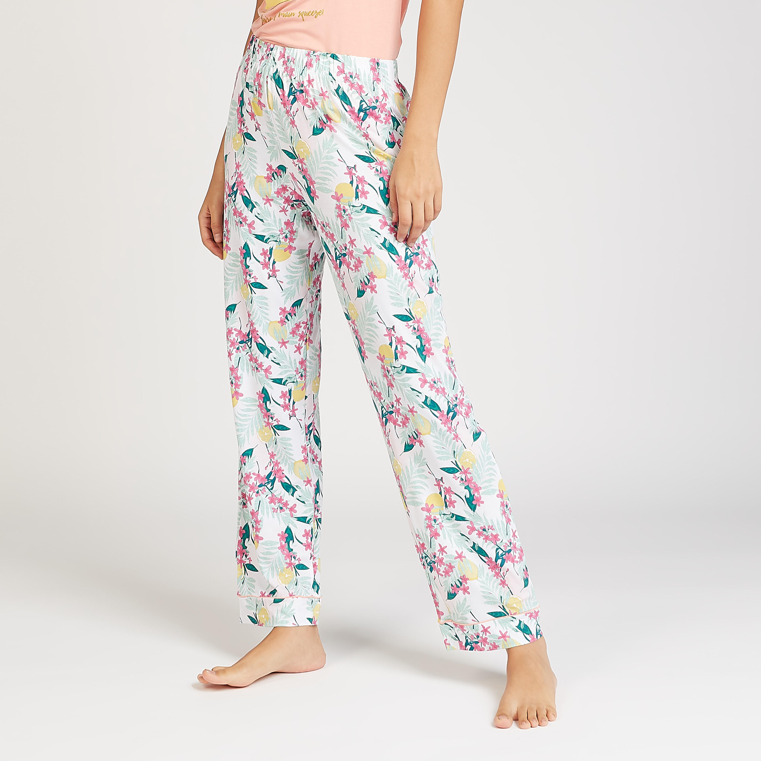 طقم مستدام من بيجاما وتيشيرت بياقة مستديرة وطبعات-women-clothing-nightwear-pyjamas-longsets-image-4