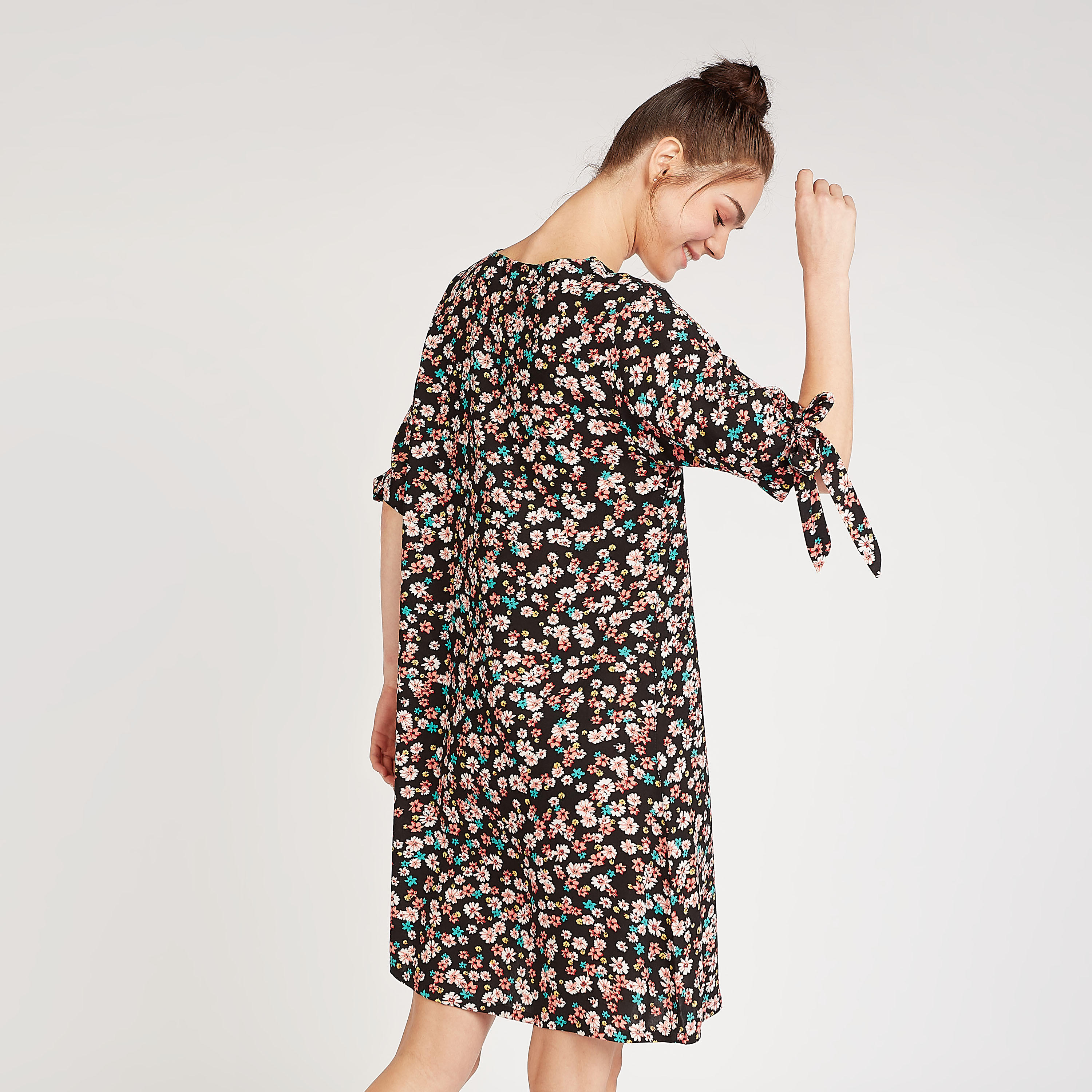 فستان نوم بياقة مستديرة وأكمام قصيرة و ألوان متعددة- طقم من قطعتين-women-clothing-nightwear-pyjamas-longsets-image-4