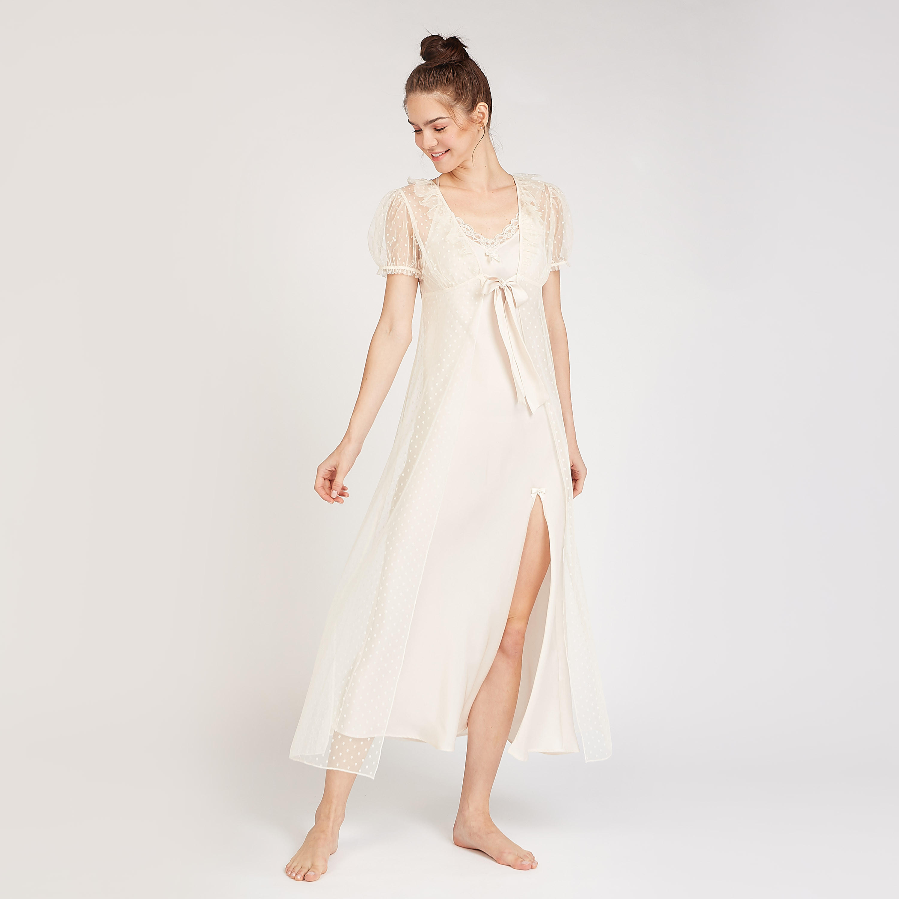 فستان نوم من الدانتيل بياقة V وأكمام قصيرة-women-clothing-nightwear-robes-image-1