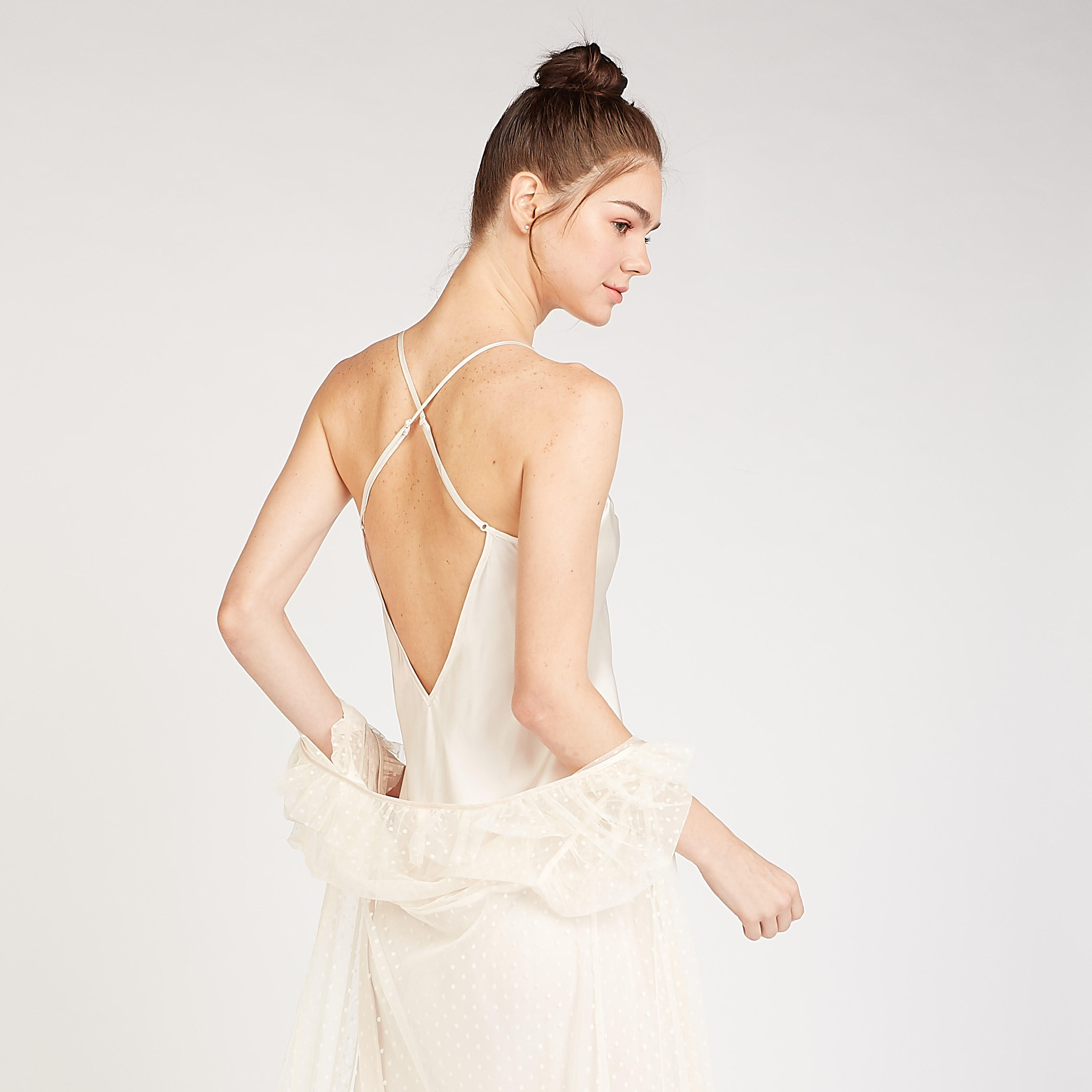 فستان نوم من الدانتيل بياقة V وأكمام قصيرة-women-clothing-nightwear-robes-image-4