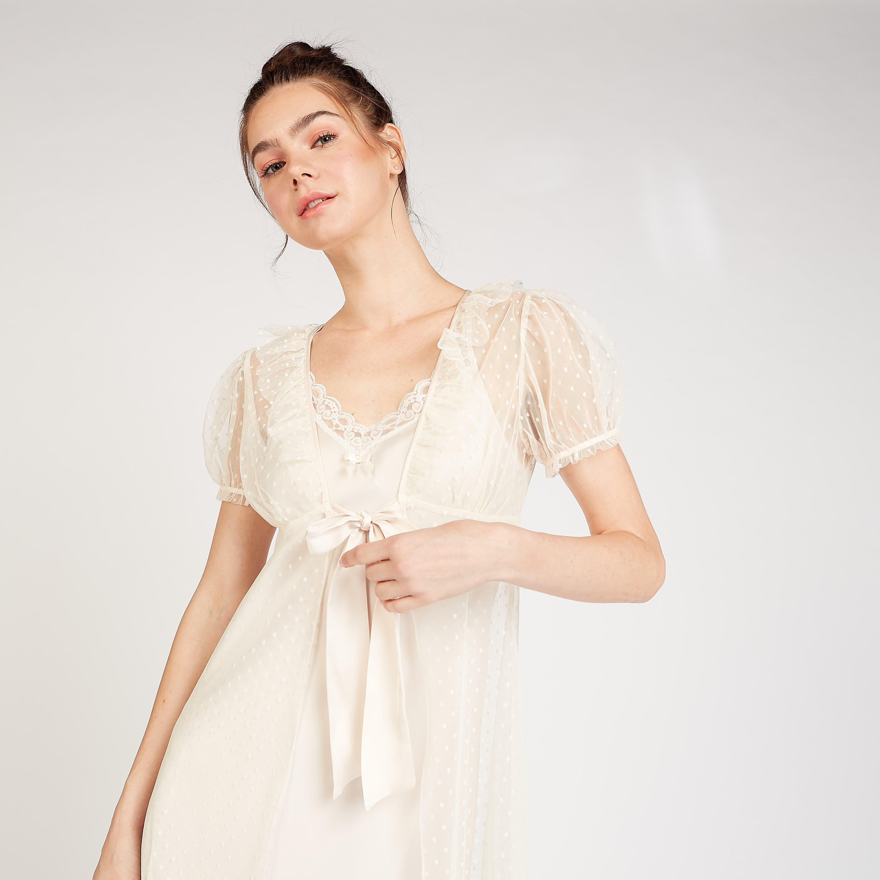 فستان نوم من الدانتيل بياقة V وأكمام قصيرة-women-clothing-nightwear-robes-image-5