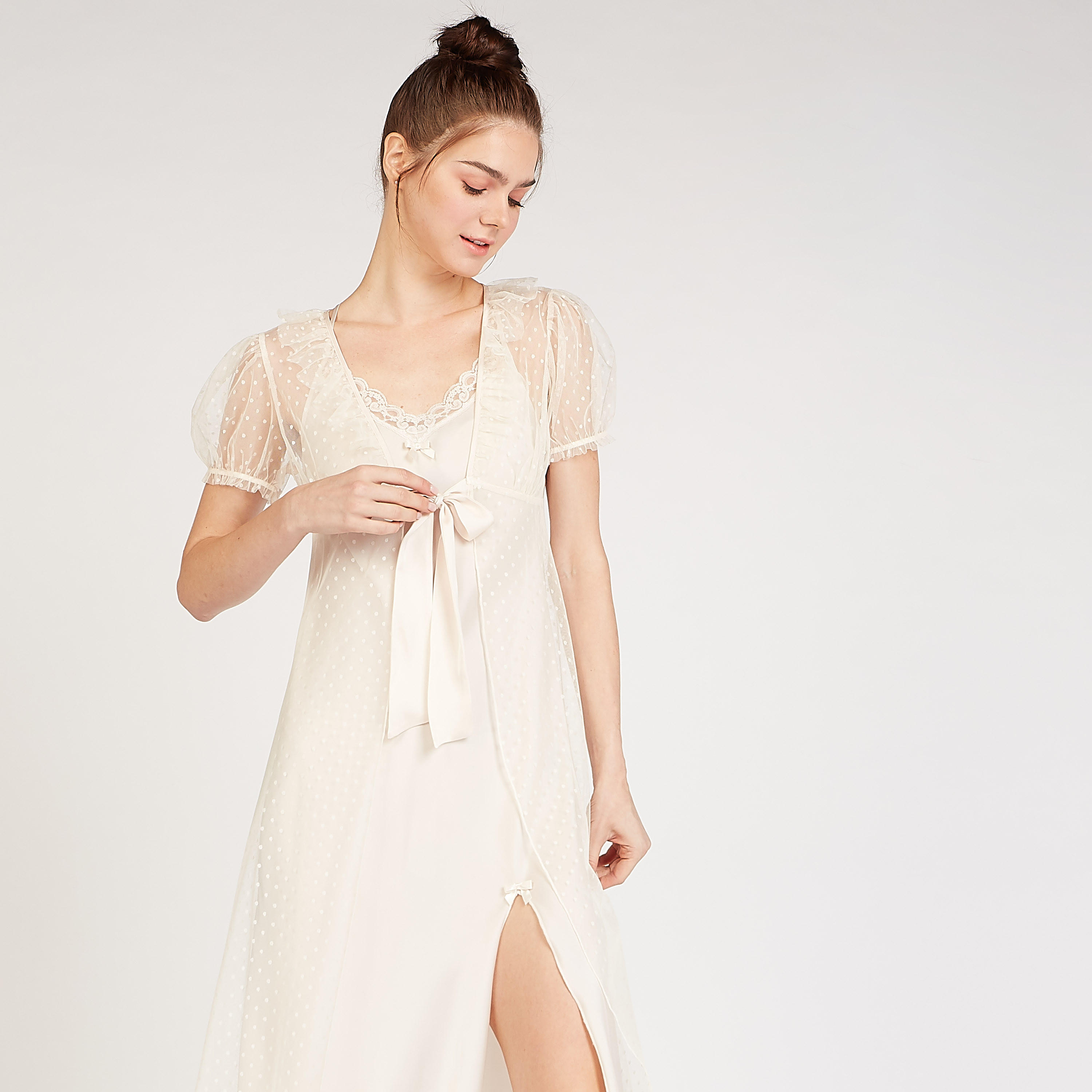 فستان نوم من الدانتيل بياقة V وأكمام قصيرة-women-clothing-nightwear-robes-image-7