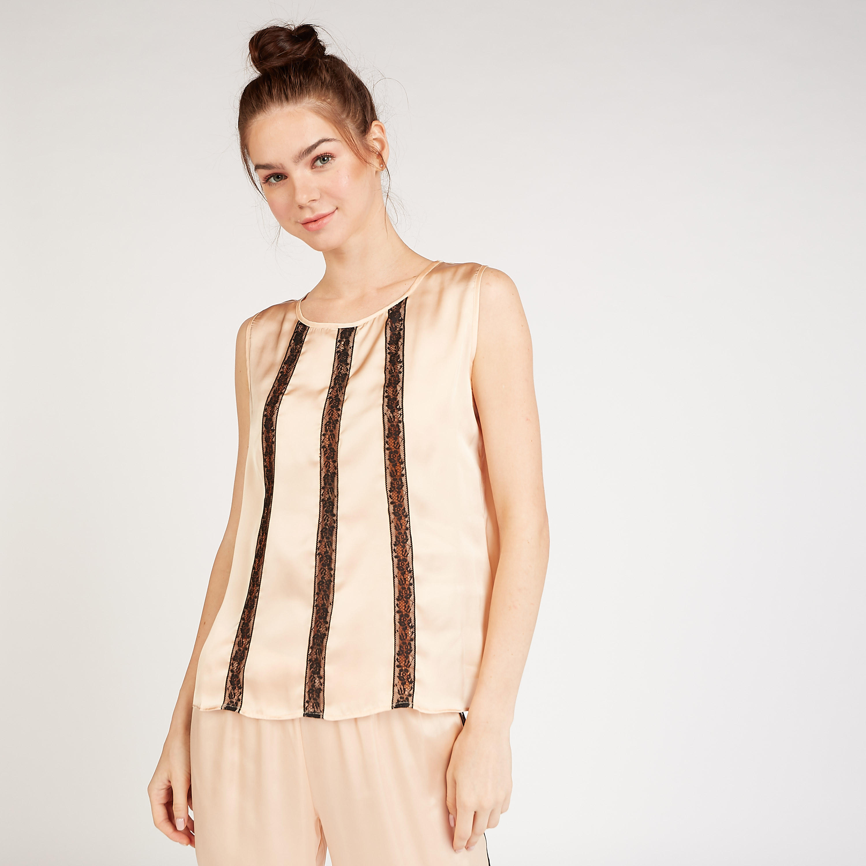 طقم بنطلون بيجاما طويل وبلوزة بياقة مستديرة وتفاصيل دانتيل-women-clothing-nightwear-pyjamas-longsets-image-1