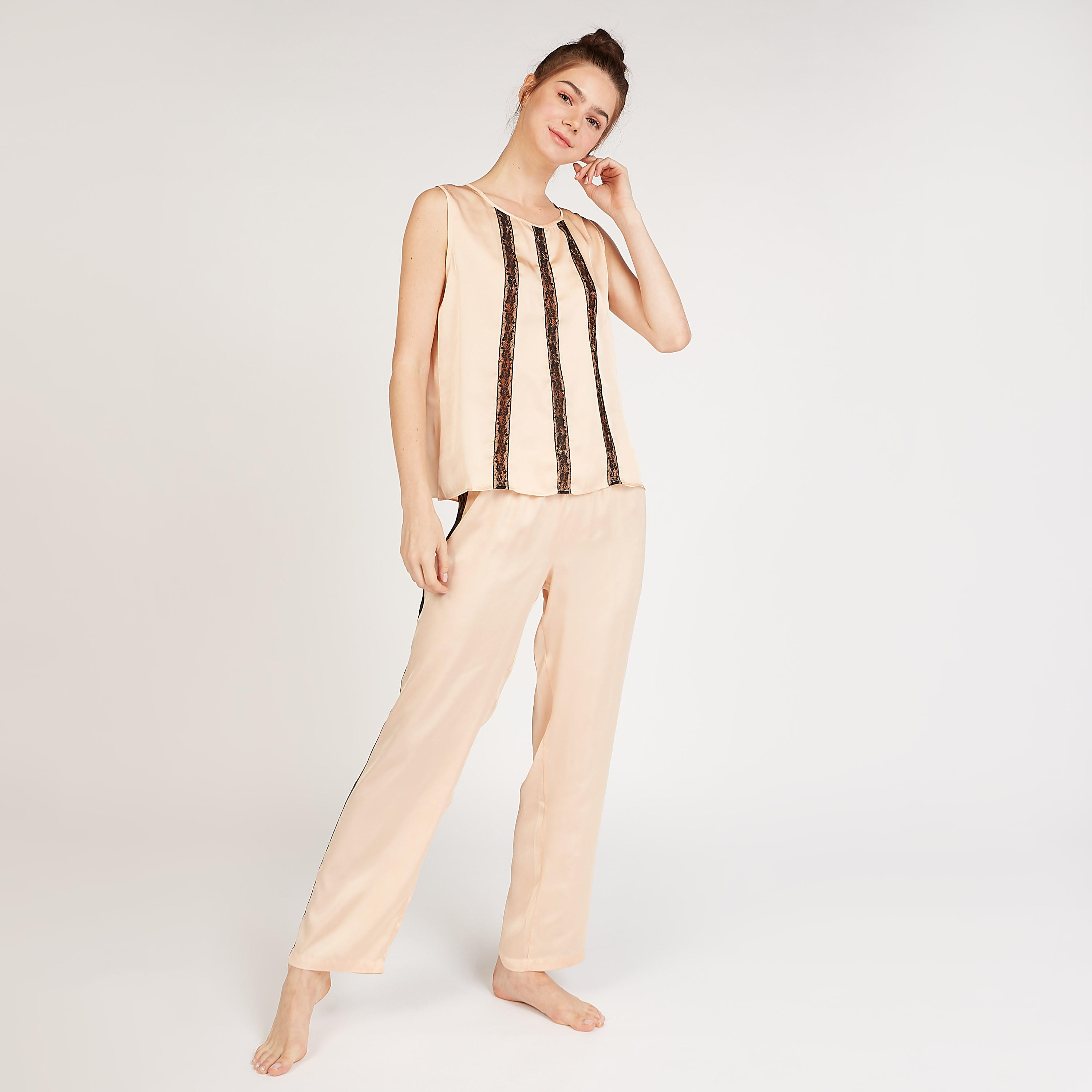 طقم بنطلون بيجاما طويل وبلوزة بياقة مستديرة وتفاصيل دانتيل-women-clothing-nightwear-pyjamas-longsets-image-2