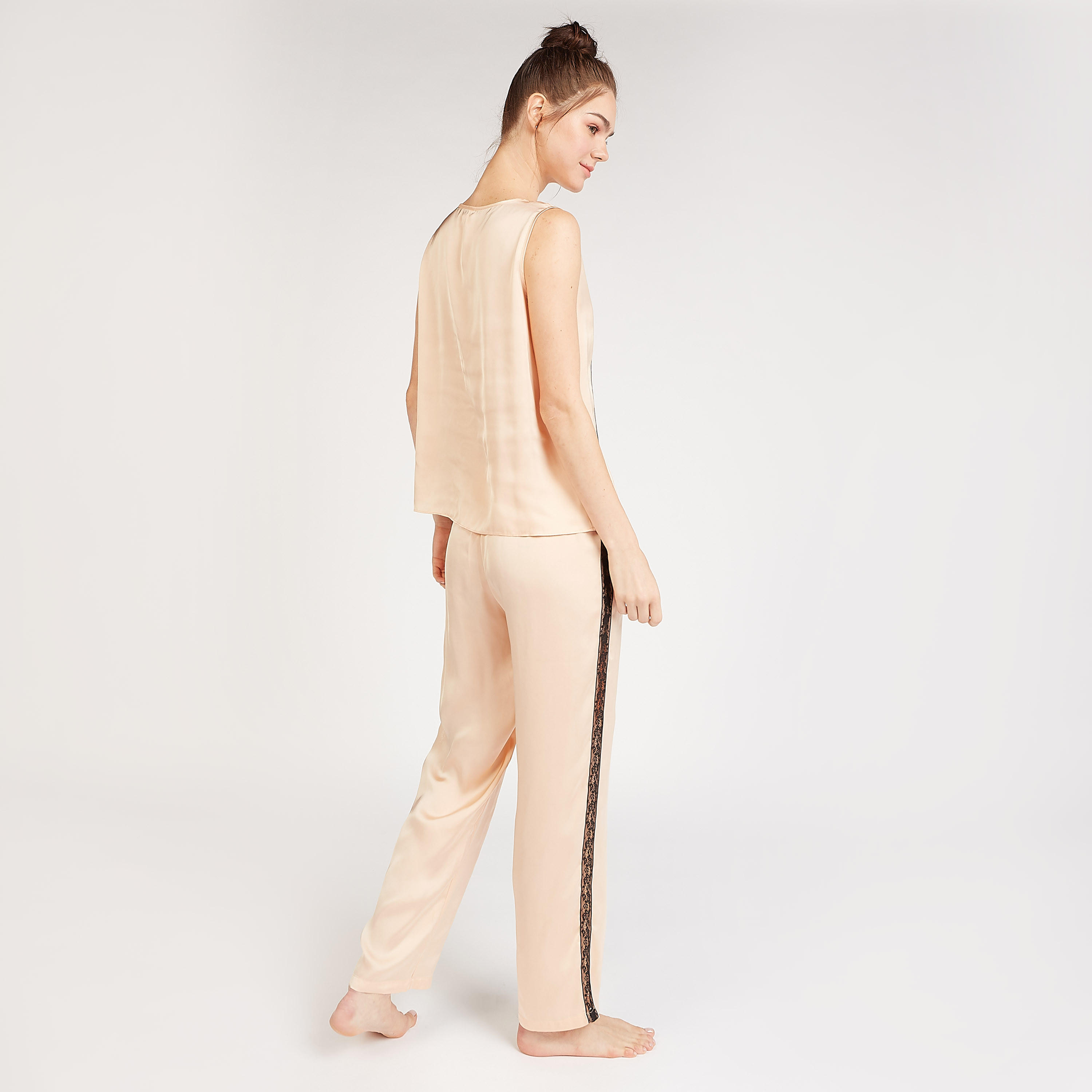 طقم بنطلون بيجاما طويل وبلوزة بياقة مستديرة وتفاصيل دانتيل-women-clothing-nightwear-pyjamas-longsets-image-5