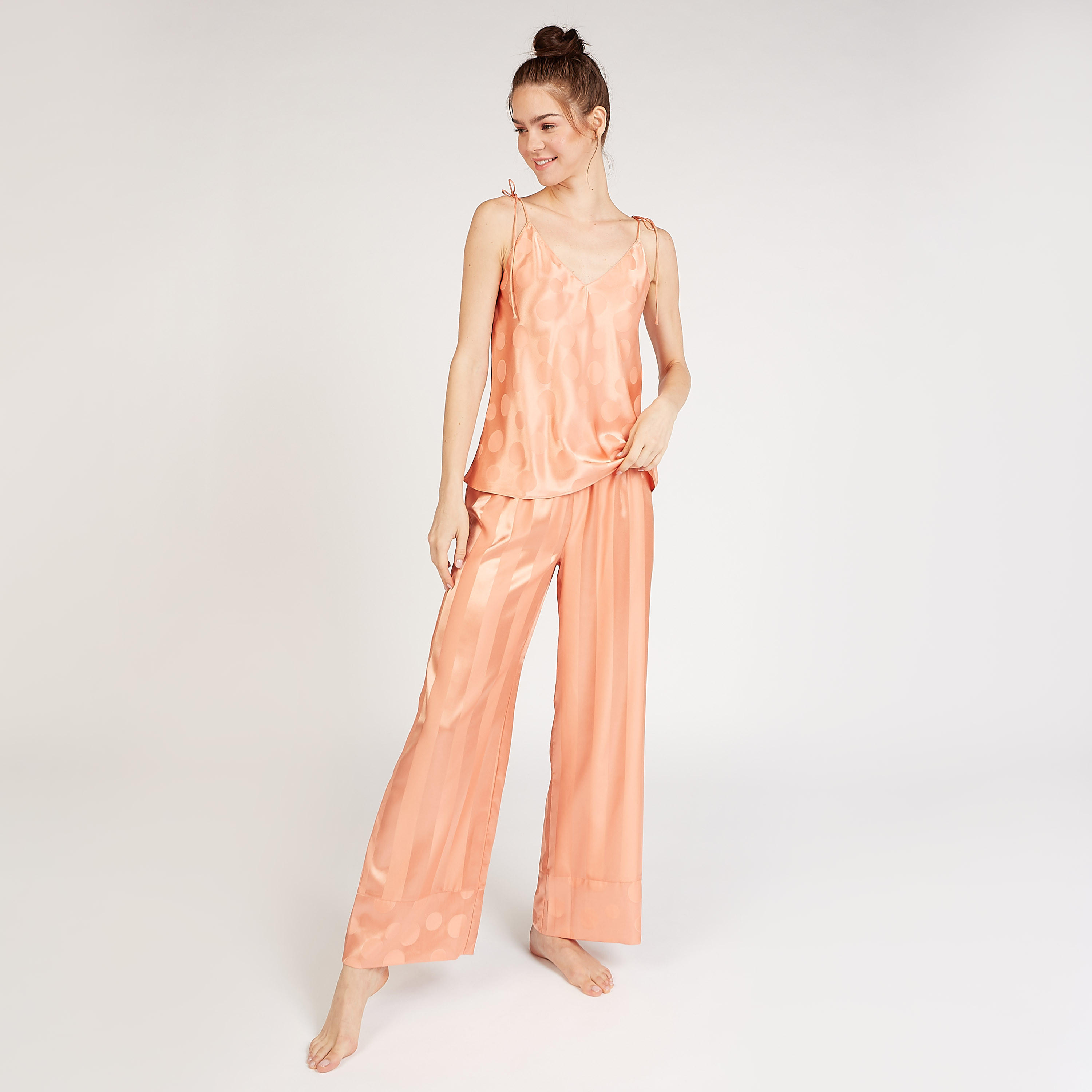 طقم بنطلون بيجاما طويل وبلوزة منقطة بياقة عميقة-women-clothing-nightwear-pyjamas-longsets-image-6