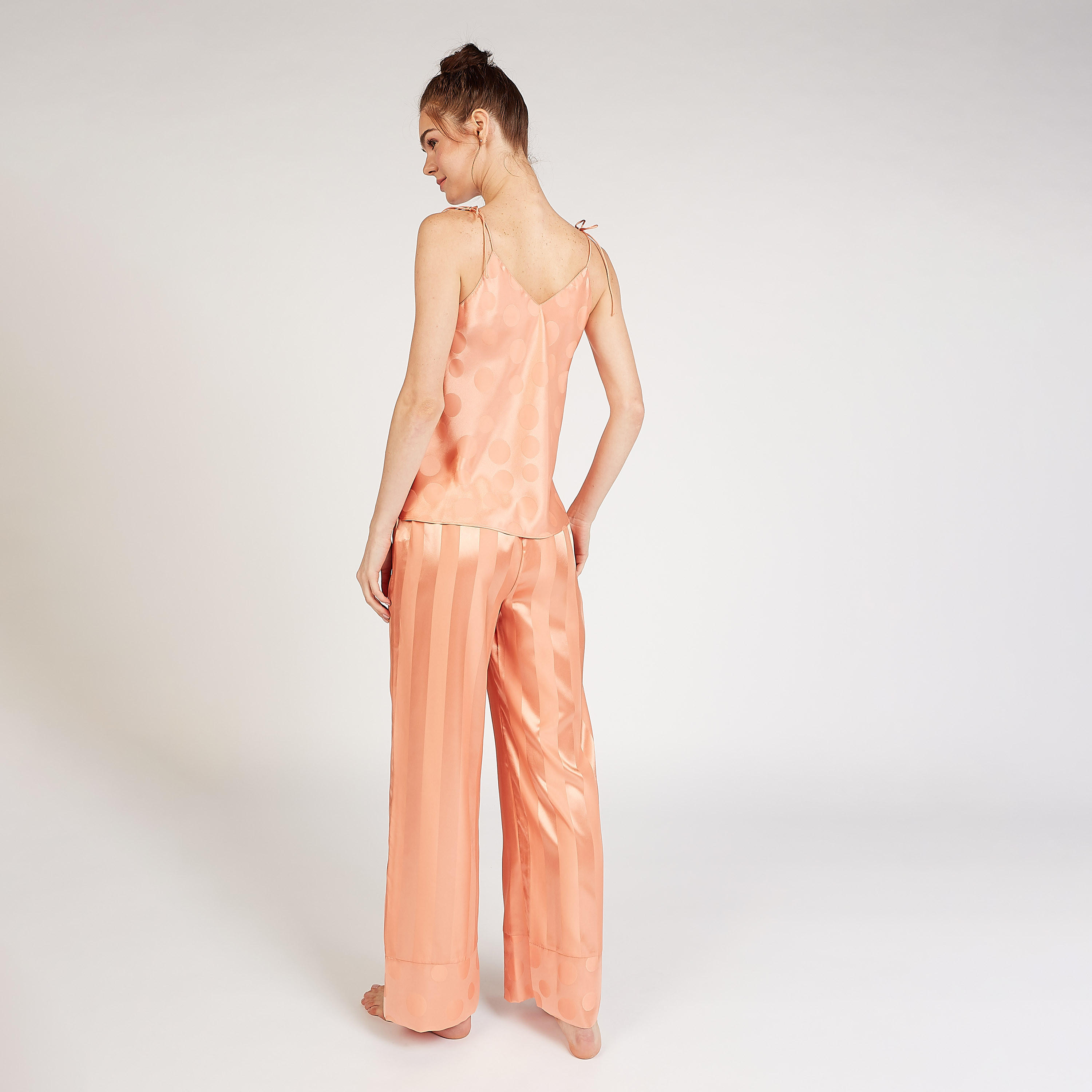 طقم بنطلون بيجاما طويل وبلوزة منقطة بياقة عميقة-women-clothing-nightwear-pyjamas-longsets-image-5