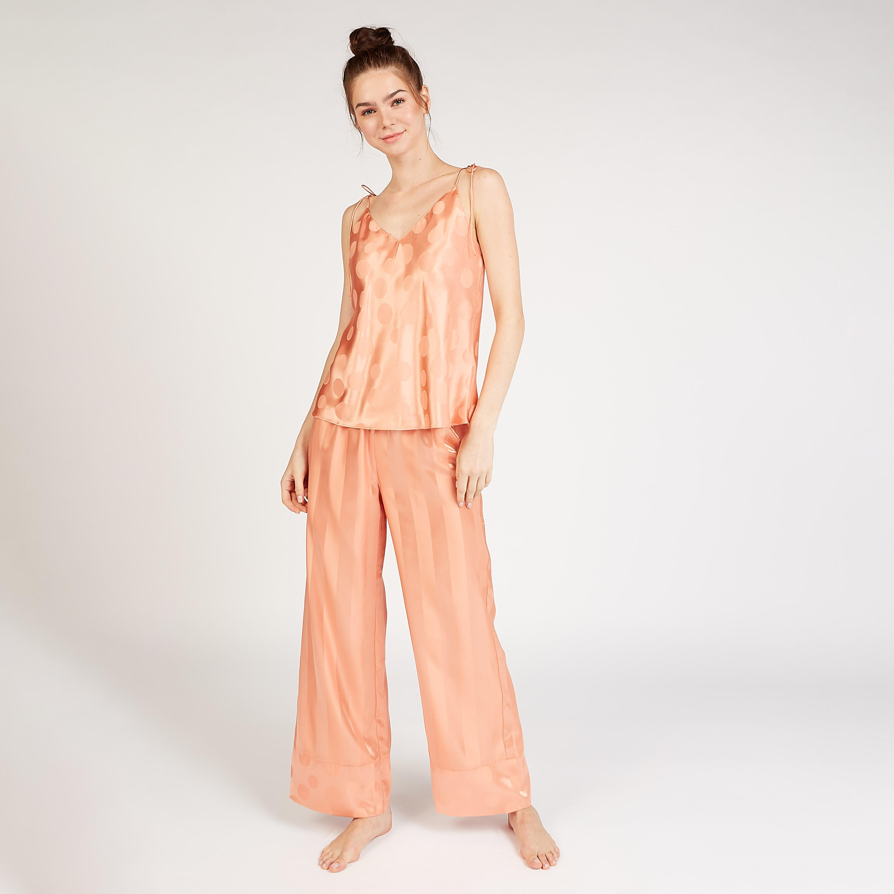 طقم بنطلون بيجاما طويل وبلوزة منقطة بياقة عميقة-women-clothing-nightwear-pyjamas-longsets-image-1