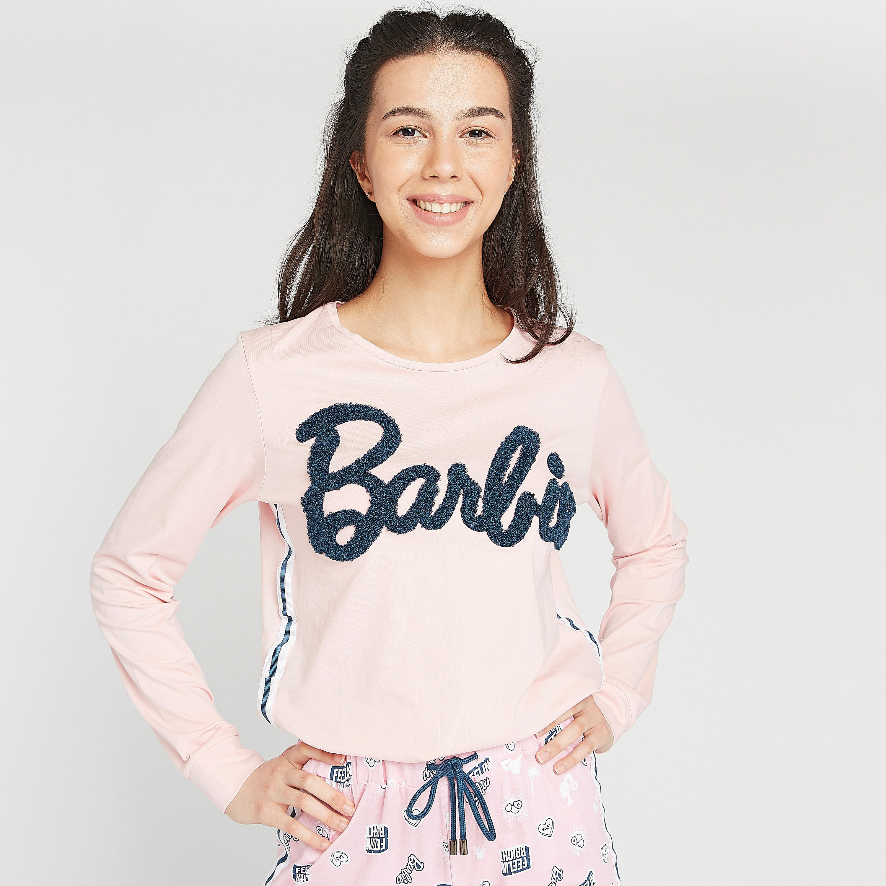 طقم مستدام  بنطلون بيجاما وتيشيرت بتزيينات باربي-women-clothing-nightwear-pyjamas-longsets-image-1