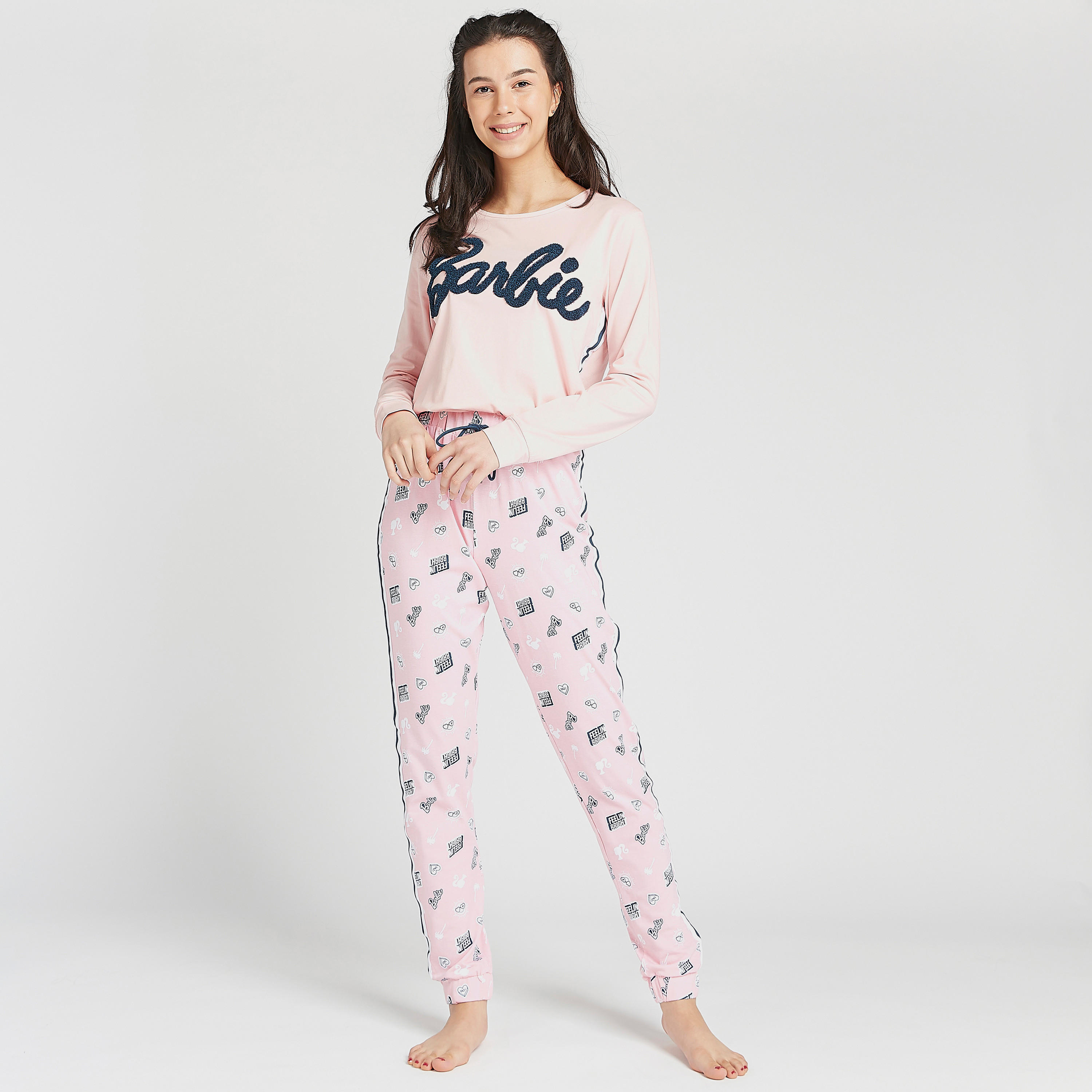 طقم مستدام  بنطلون بيجاما وتيشيرت بتزيينات باربي-women-clothing-nightwear-pyjamas-longsets-image-2