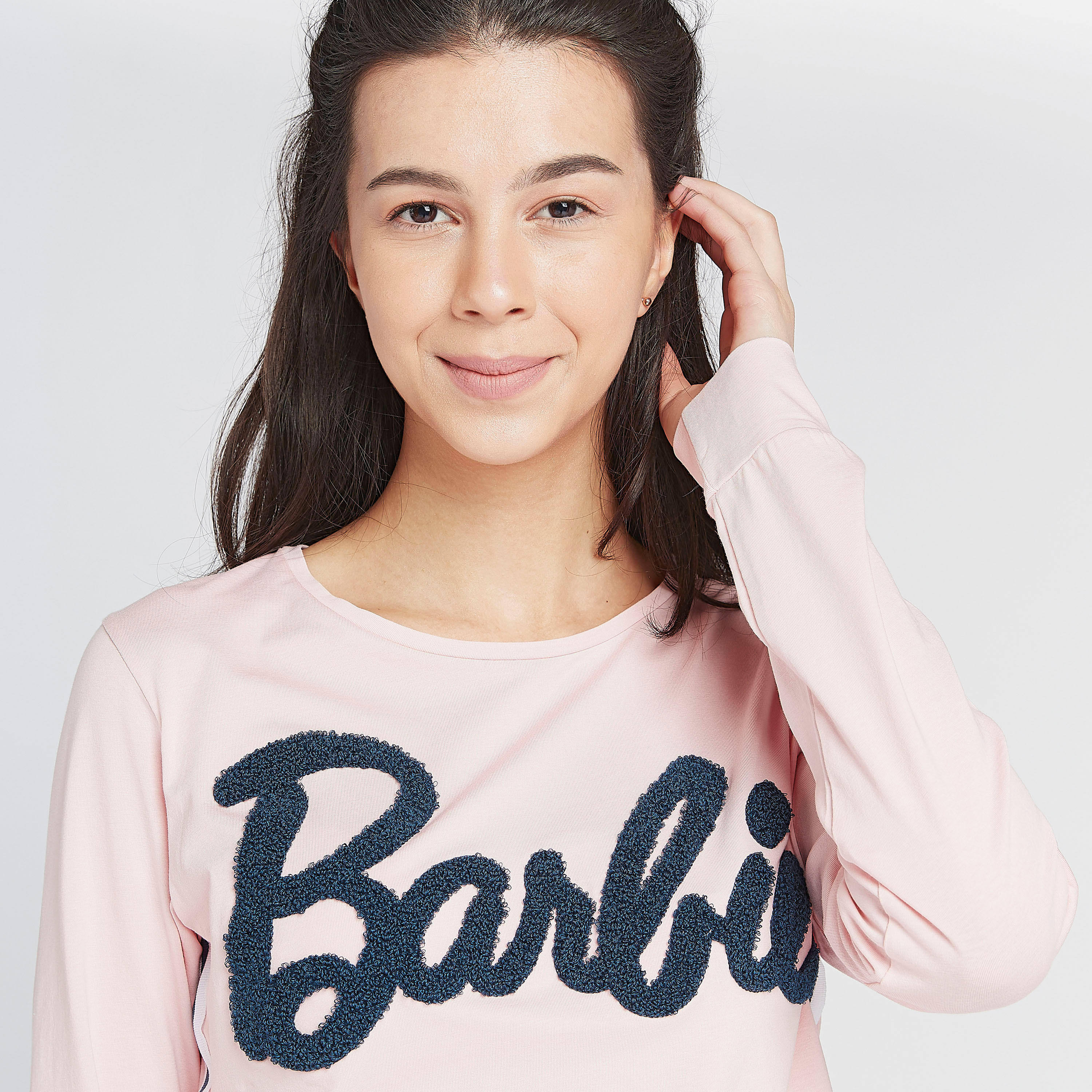 طقم مستدام  بنطلون بيجاما وتيشيرت بتزيينات باربي-women-clothing-nightwear-pyjamas-longsets-image-3