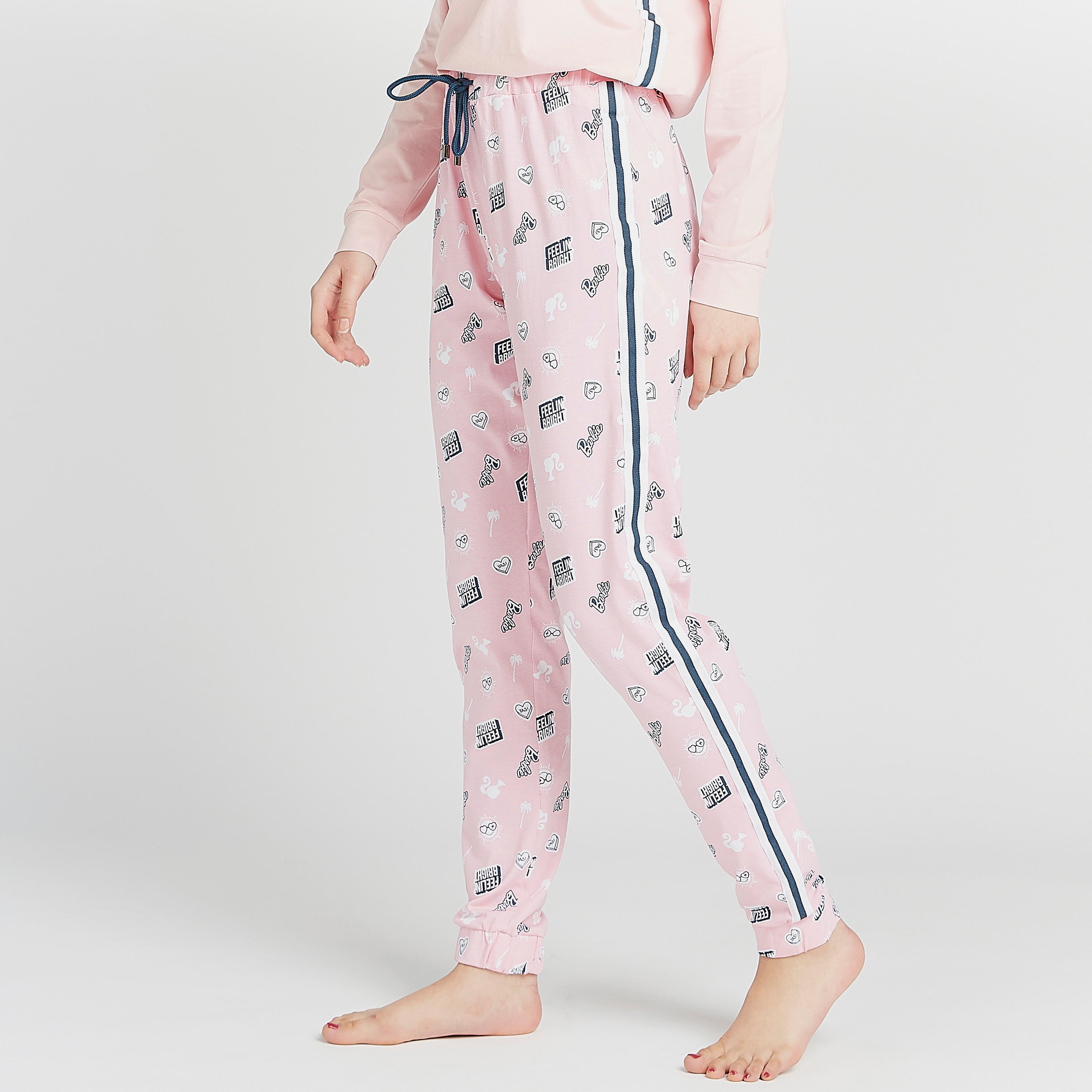 طقم مستدام  بنطلون بيجاما وتيشيرت بتزيينات باربي-women-clothing-nightwear-pyjamas-longsets-image-5