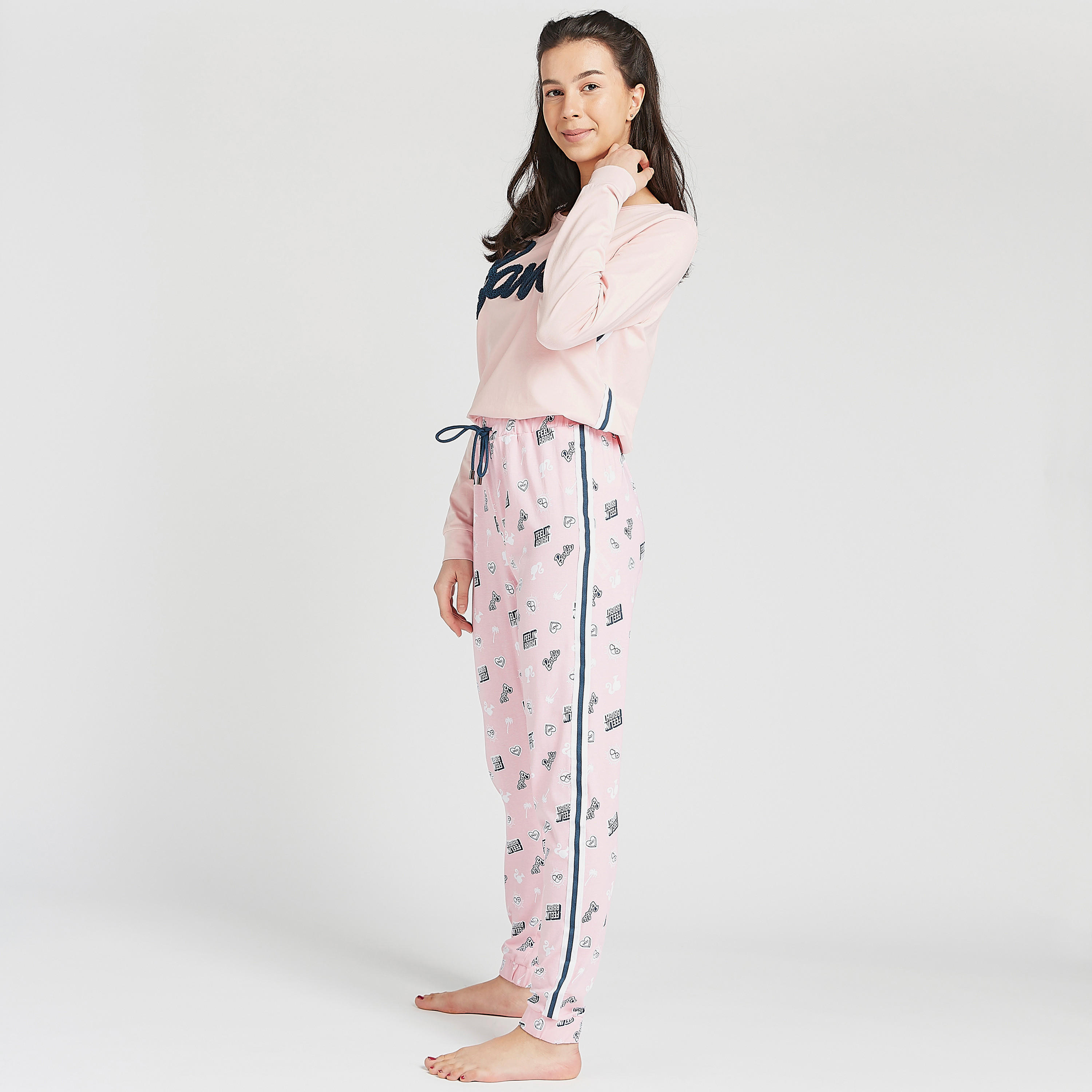 طقم مستدام  بنطلون بيجاما وتيشيرت بتزيينات باربي-women-clothing-nightwear-pyjamas-longsets-image-6