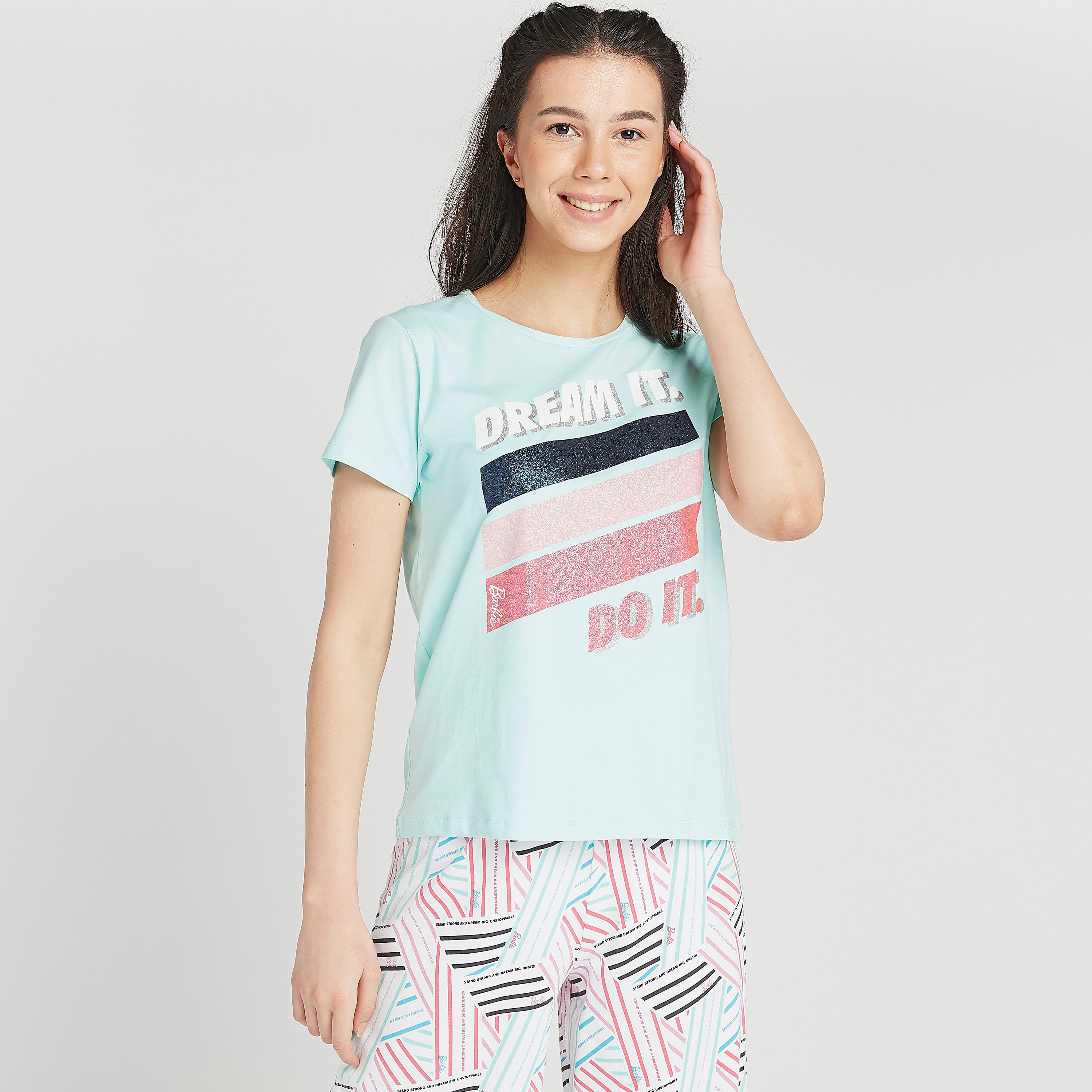 طقم مستدام بنطلون بيجاما وتيشيرت بطبعات جرافيك-women-clothing-nightwear-pyjamas-longsets-image-1