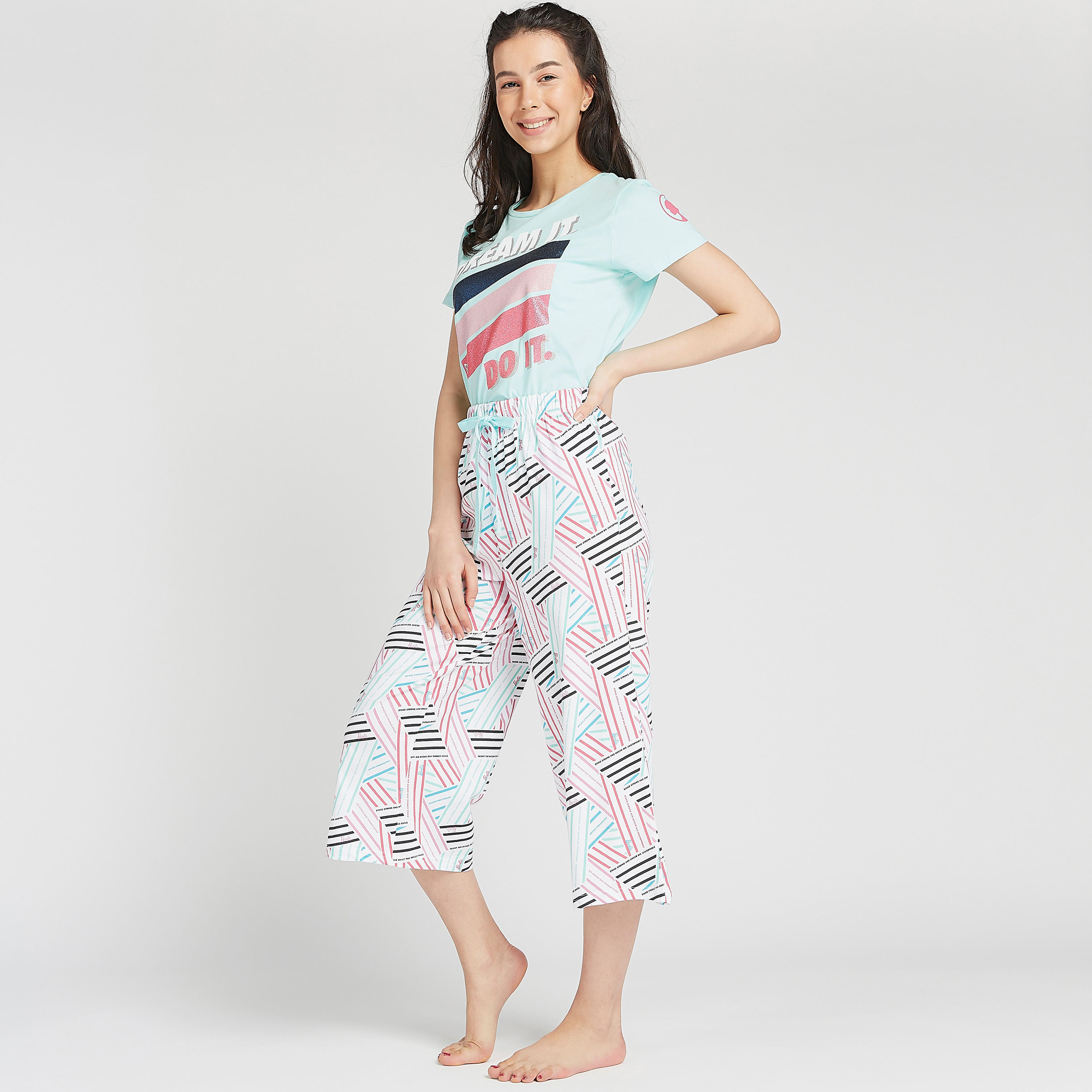 طقم مستدام بنطلون بيجاما وتيشيرت بطبعات جرافيك-women-clothing-nightwear-pyjamas-longsets-image-2
