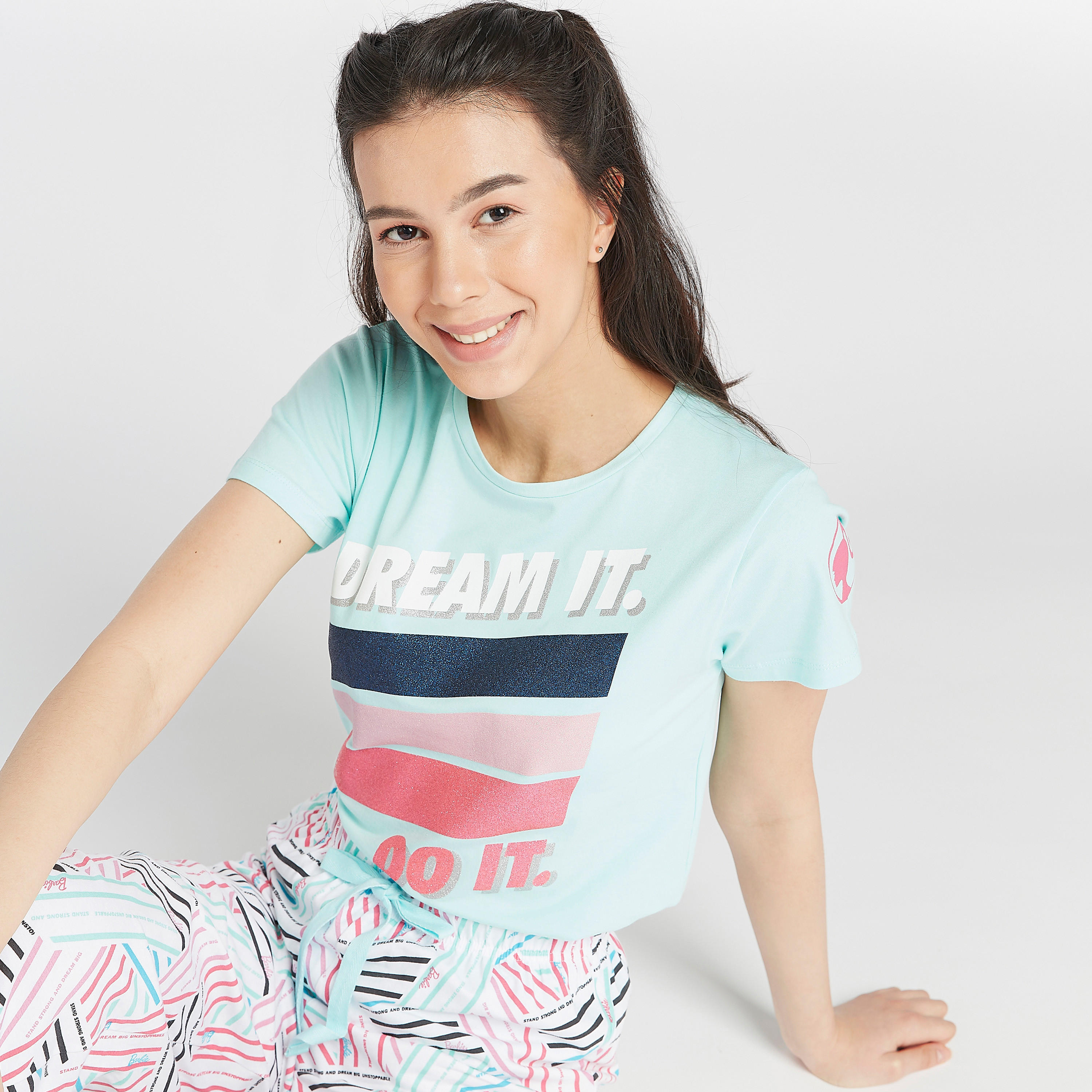 طقم مستدام بنطلون بيجاما وتيشيرت بطبعات جرافيك-women-clothing-nightwear-pyjamas-longsets-image-3