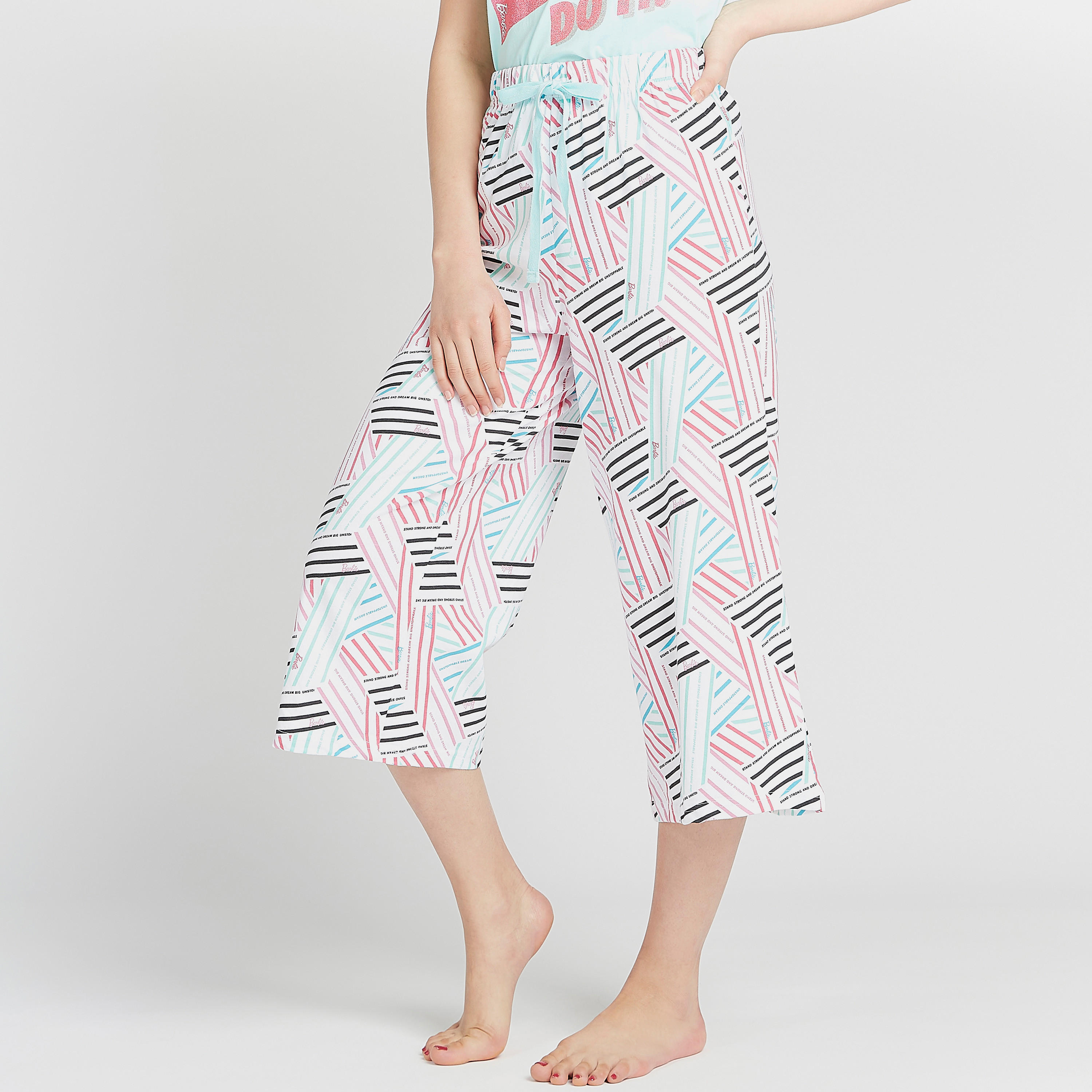 طقم مستدام بنطلون بيجاما وتيشيرت بطبعات جرافيك-women-clothing-nightwear-pyjamas-longsets-image-5