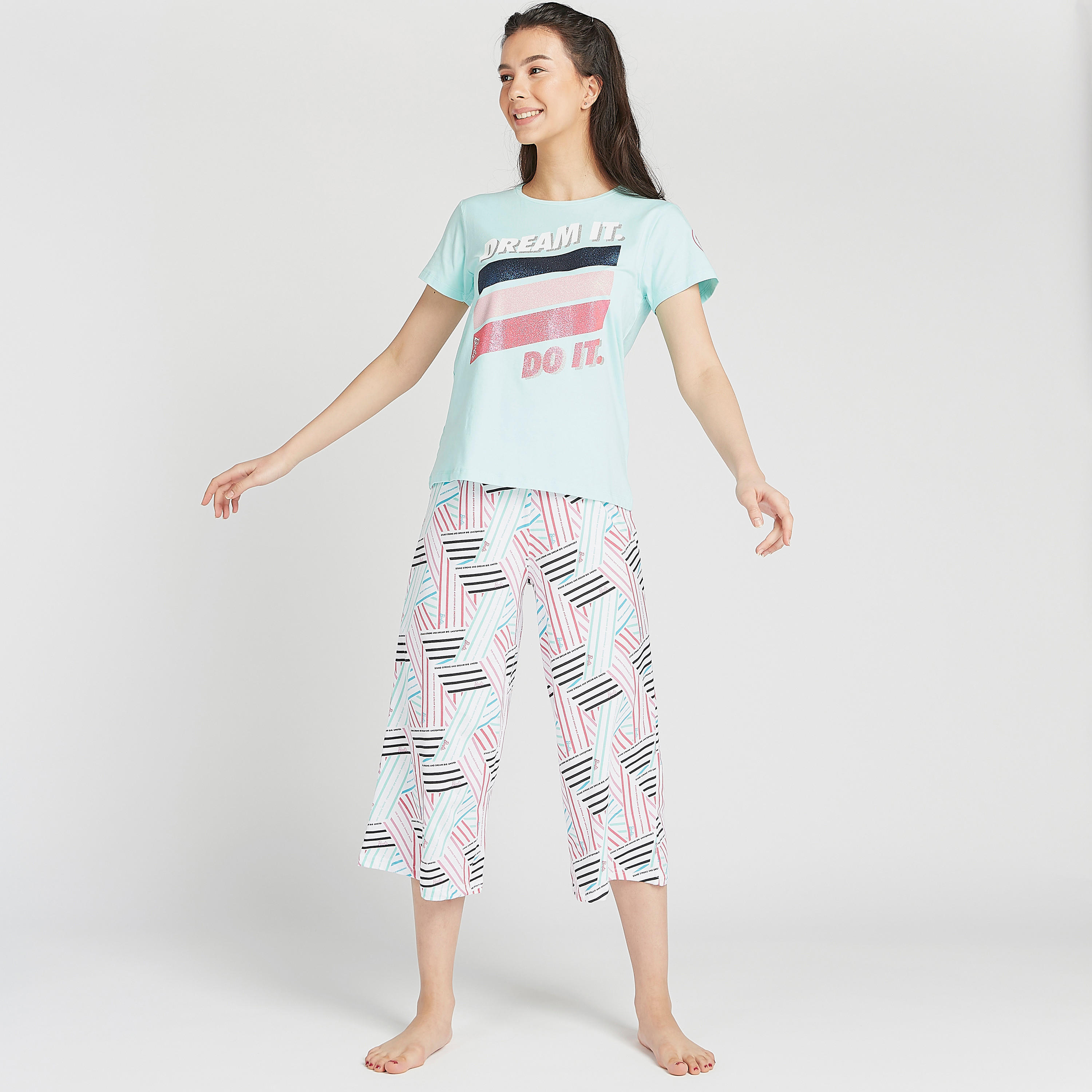طقم مستدام بنطلون بيجاما وتيشيرت بطبعات جرافيك-women-clothing-nightwear-pyjamas-longsets-image-6