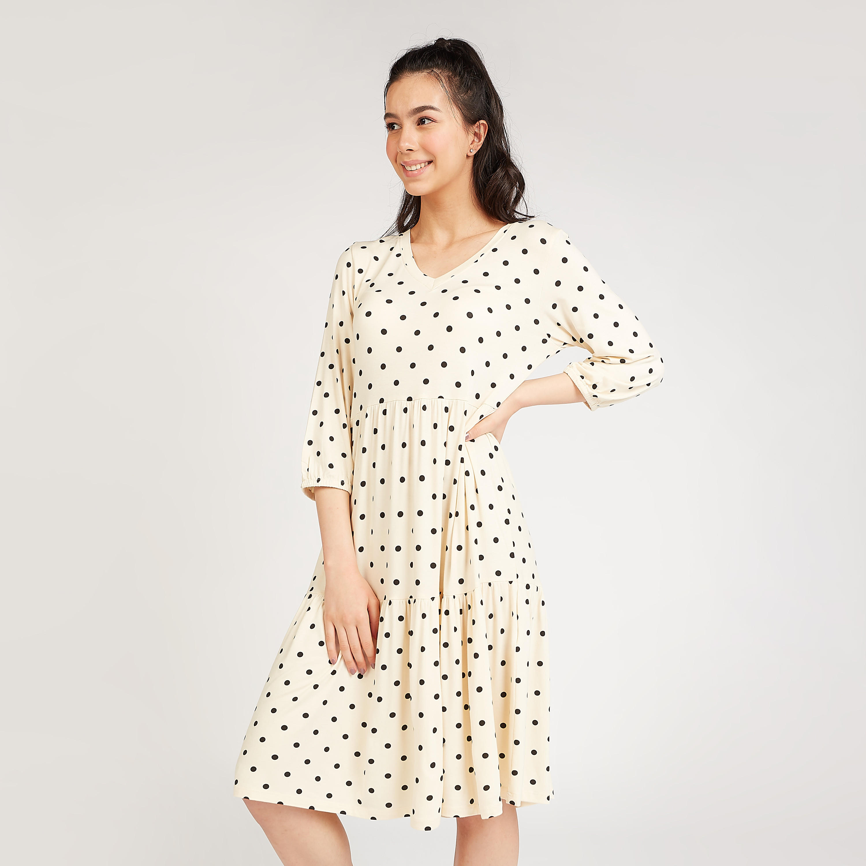 فستان نوم بياقة V وأكمام 3/4 وطبعات منقّطة-women-clothing-nightwear-nighties-image-1